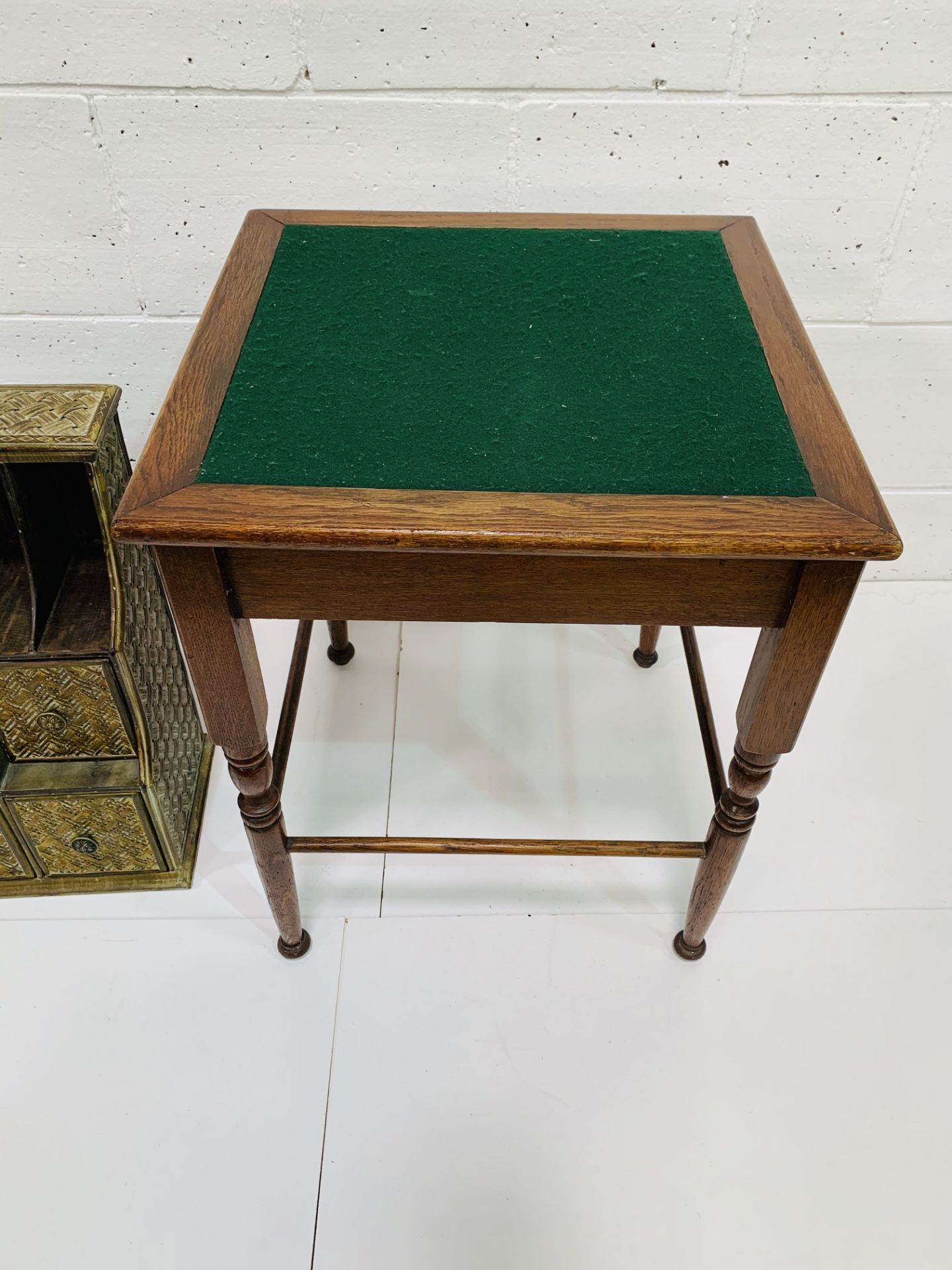 Small oak games table with green baize skiver; and a stationery tidy. - Bild 4 aus 4