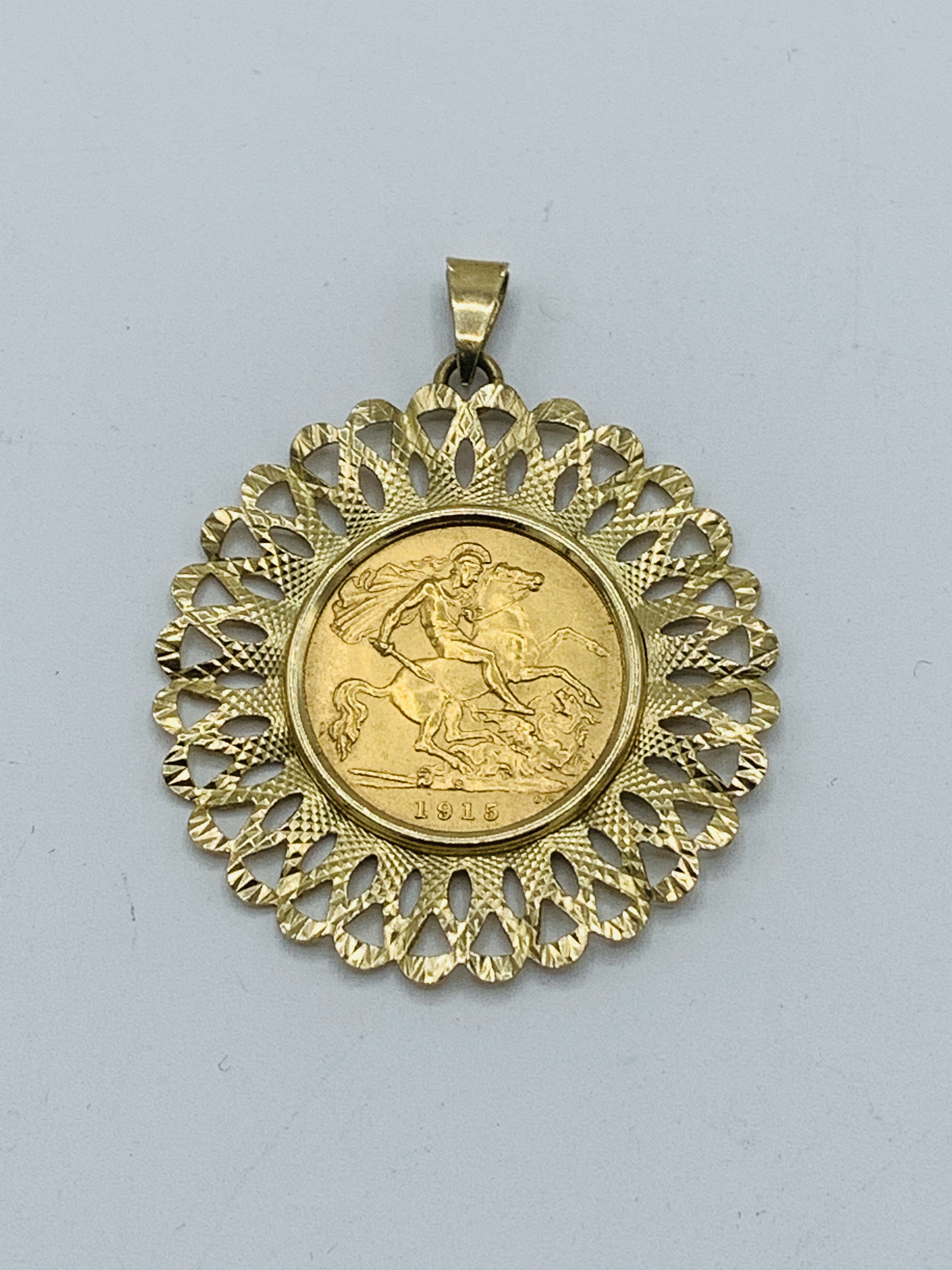 1915 gold half sovereign in 9ct gold pendant, 6.5gms
