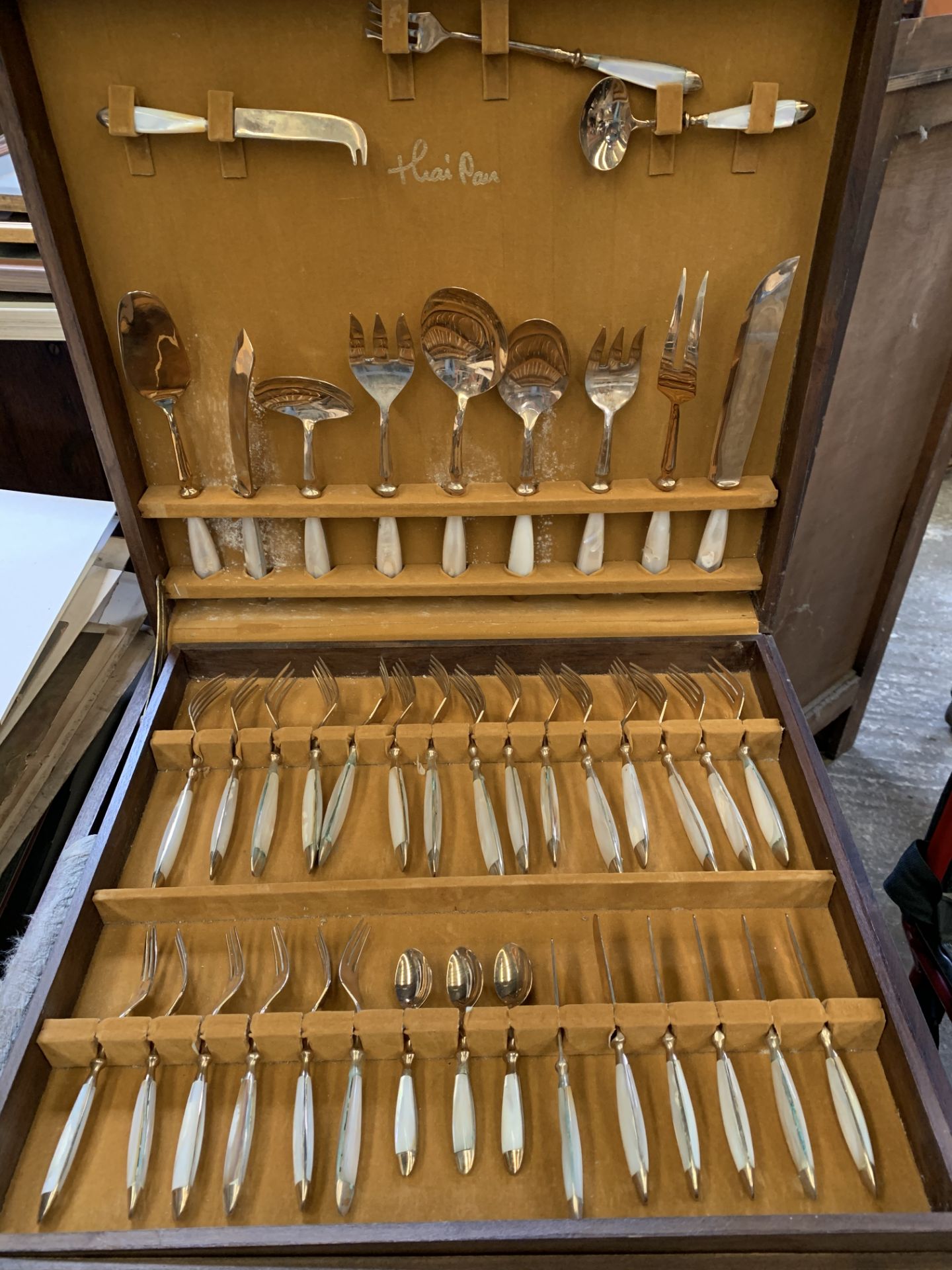 Canteen of Thaipan gold coloured cutlery.