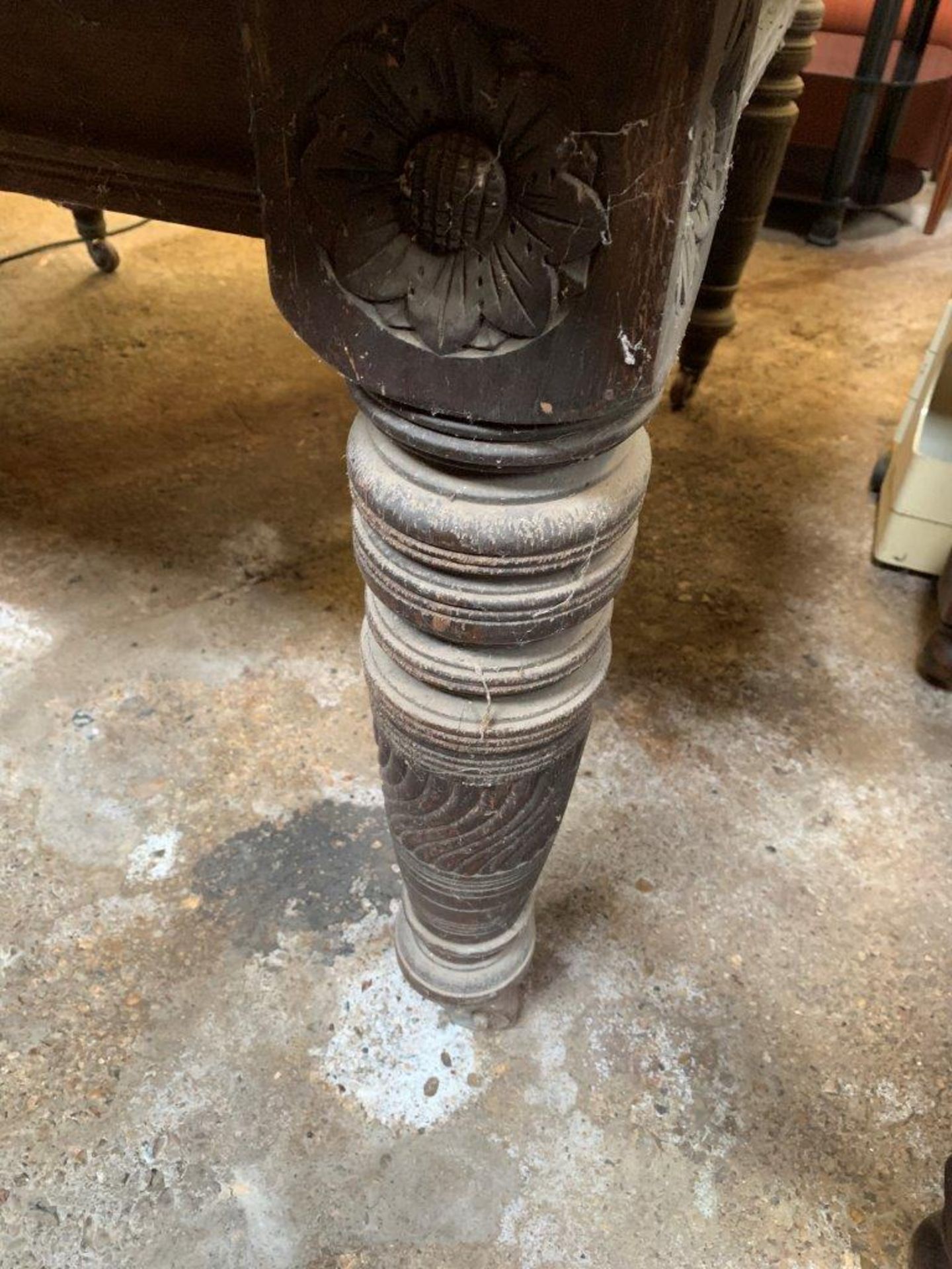 Mahogany wind out dining table with handle and leaf. - Image 3 of 3