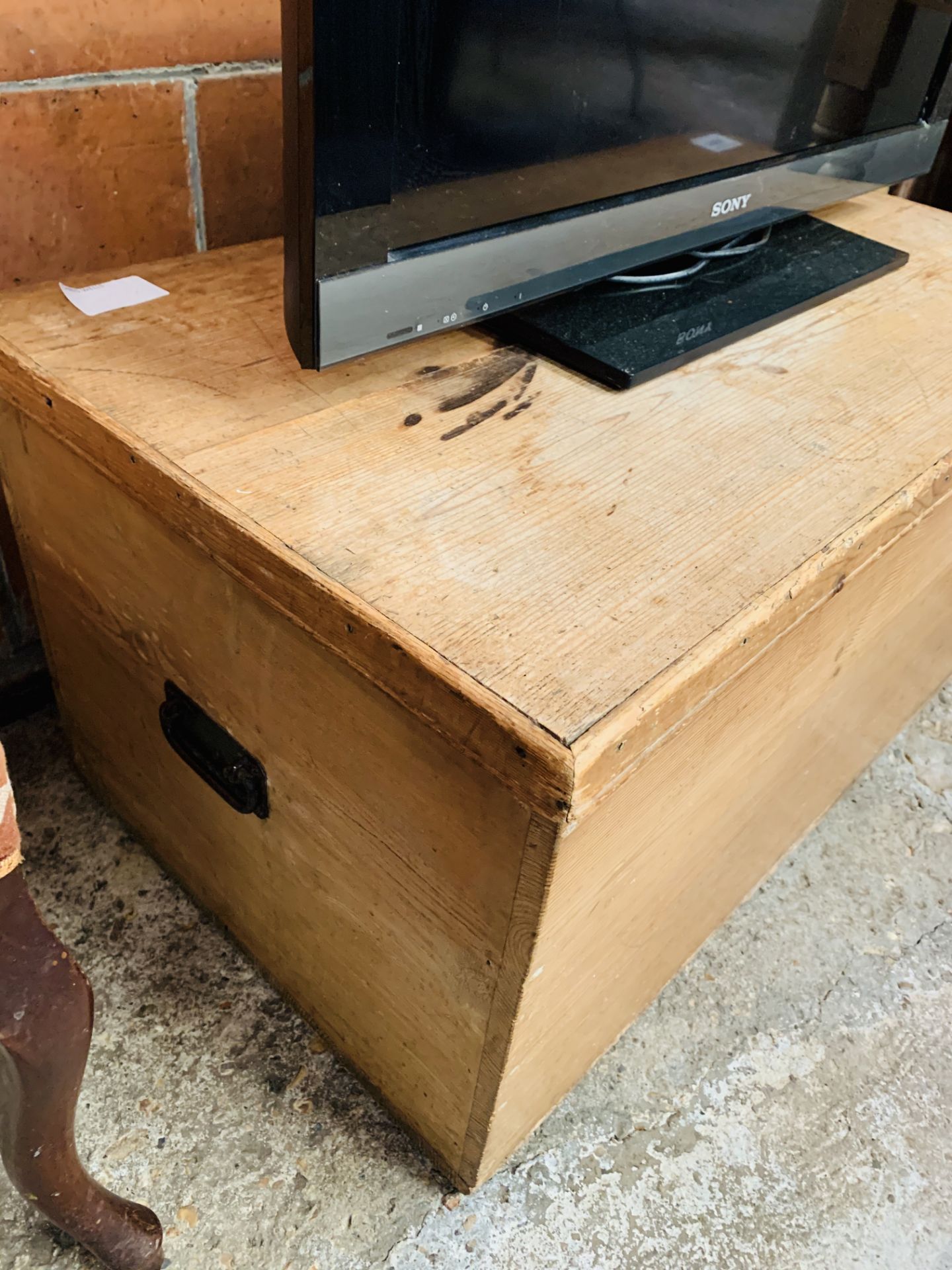 Pine Chest with metal carry handles - Image 2 of 2