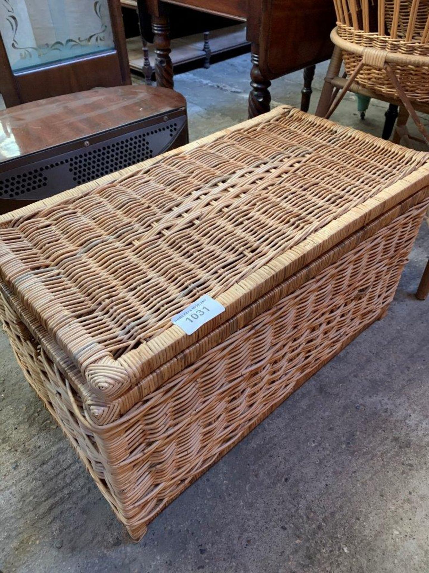 Wicker chest, crib and four baskets. - Image 2 of 2