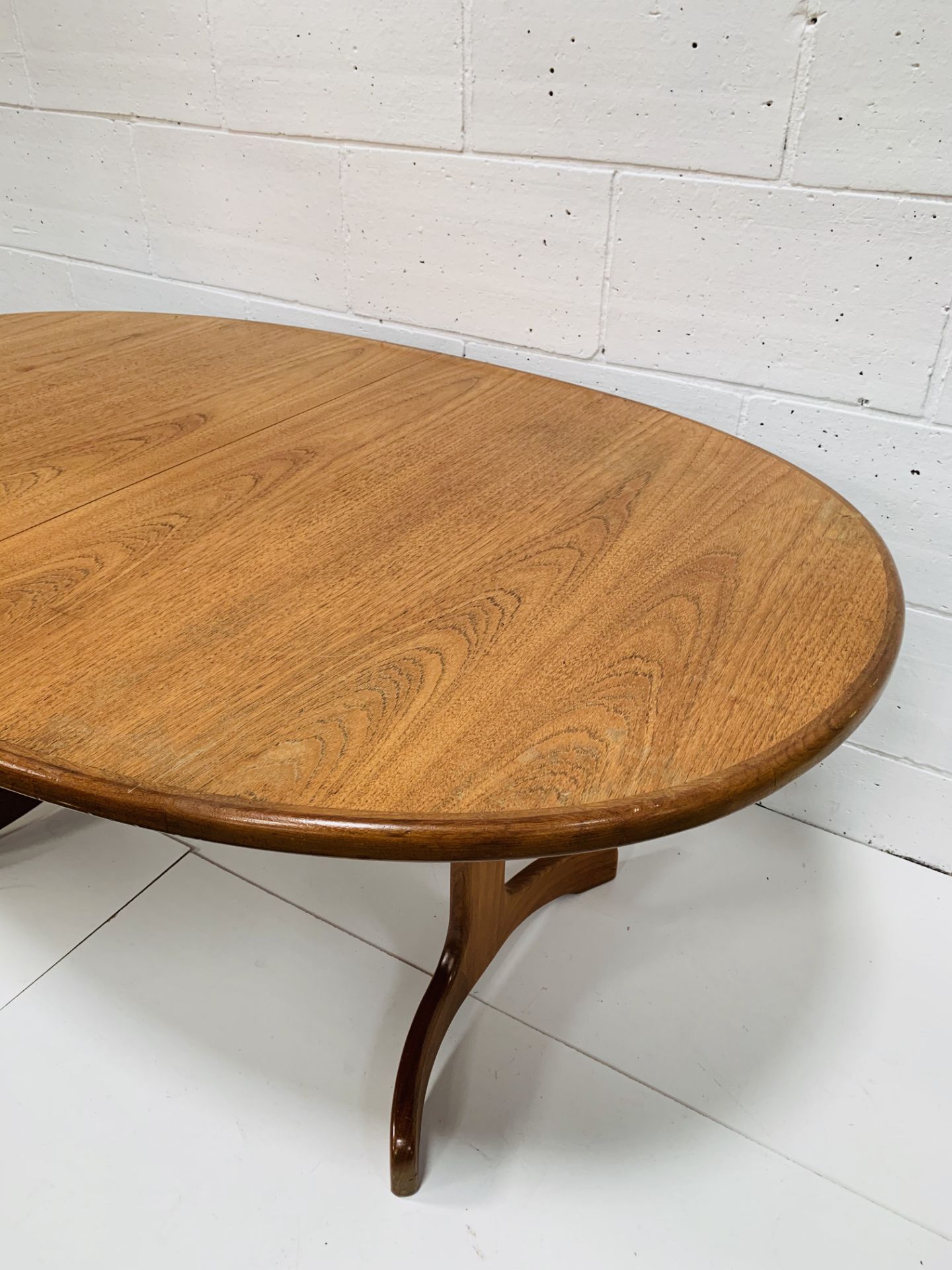 G-Plan 'Fresco' teak extendable dining table - Image 4 of 5