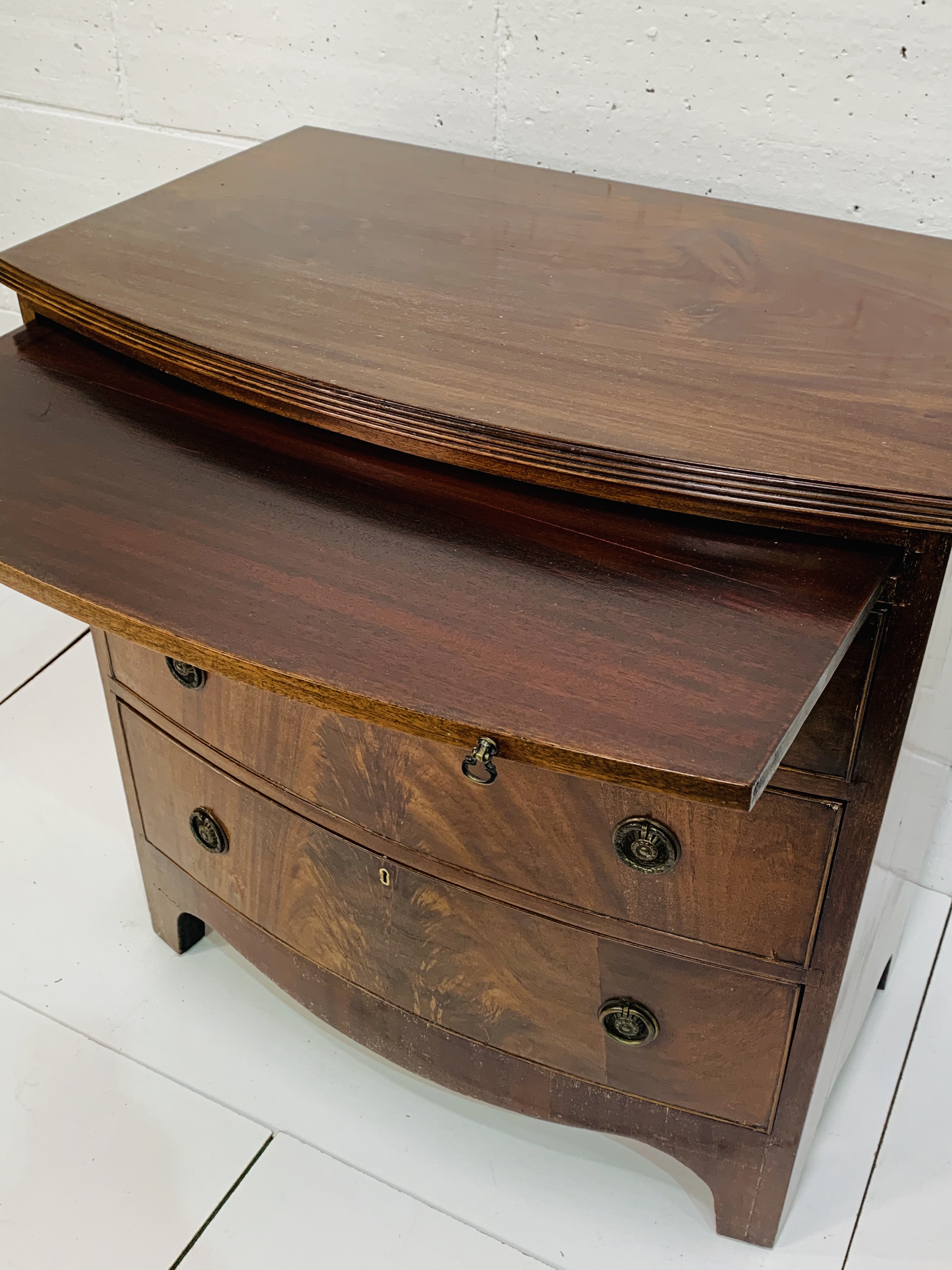 Mahogany bow-fronted chest with three drawers and pull out slide. - Image 4 of 4