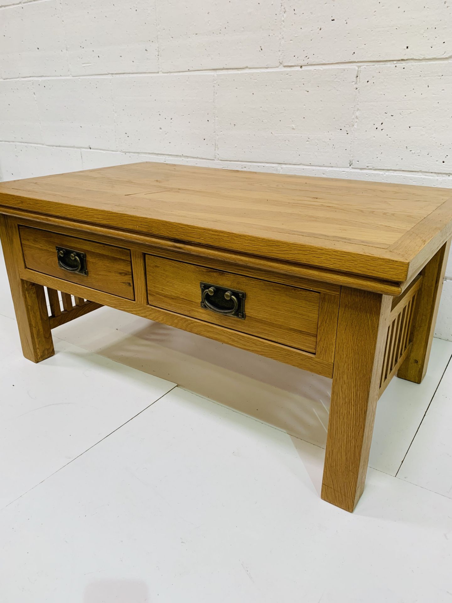 Oak low table with two double-sided frieze drawers, with slatted sides. - Image 3 of 3