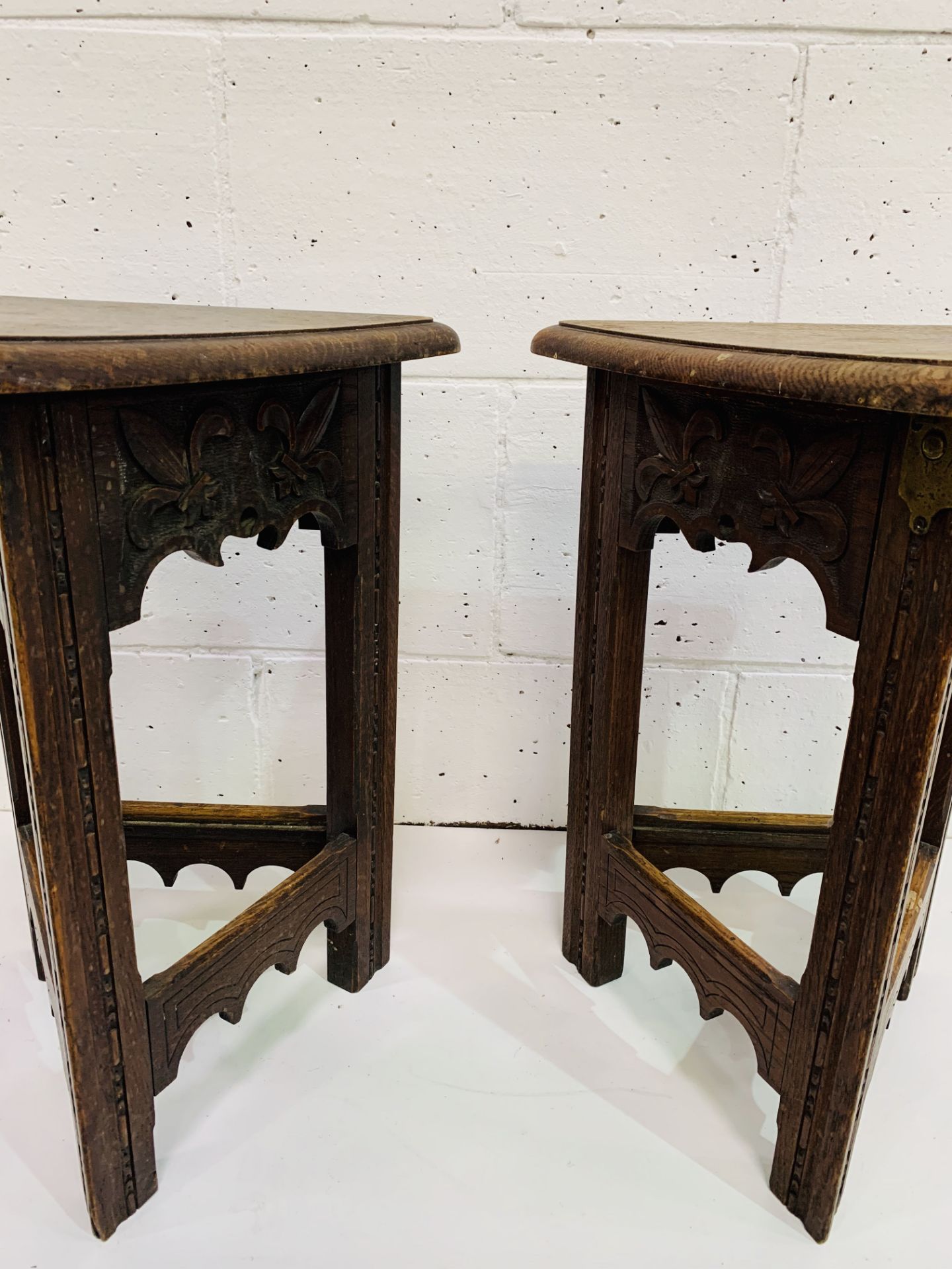 Pair of oak Arts and Crafts triangular stools with lifting lids, carved with fleurs-de-lys. - Image 3 of 4