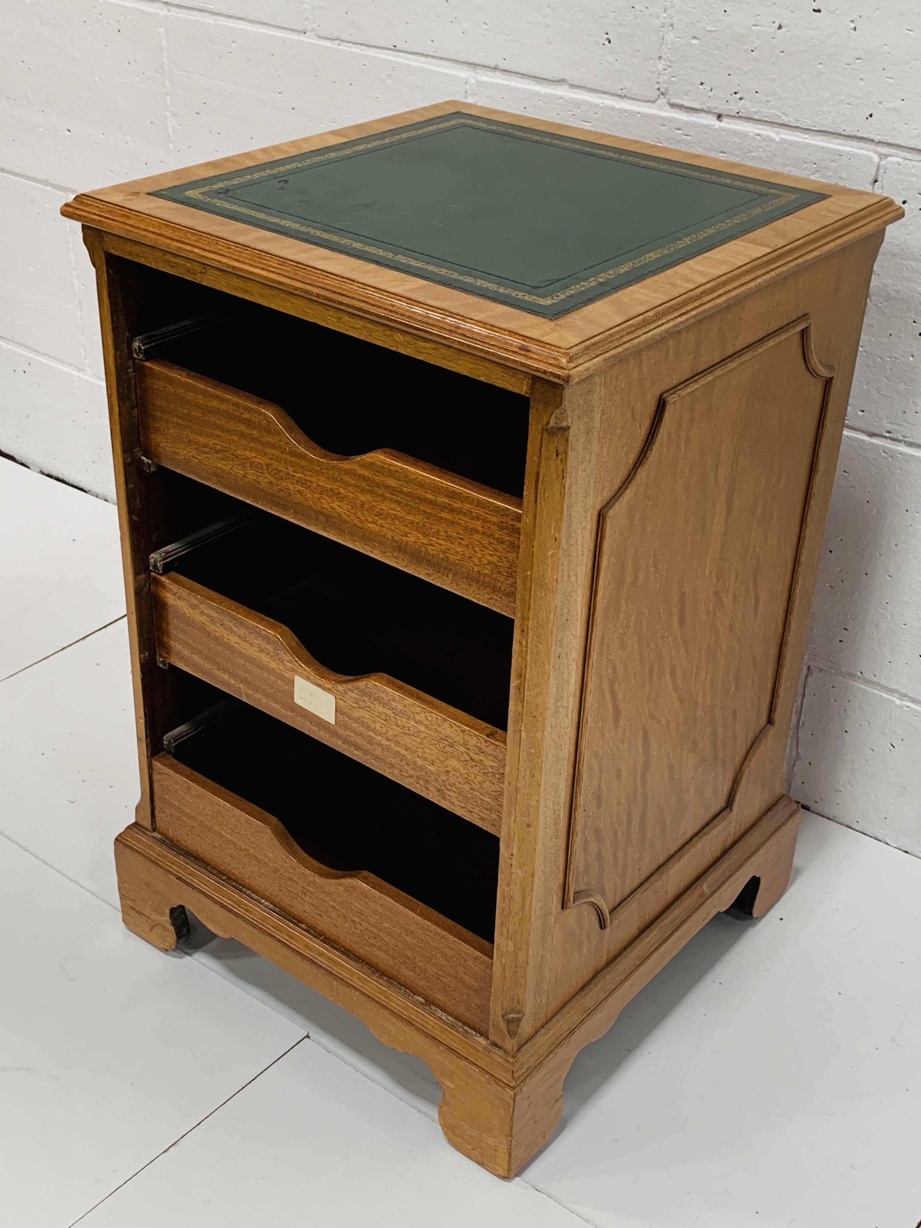 Oak sheet music cabinet with leather skiver, by Beresford & Hicks. 3 drawers missing - Image 3 of 3