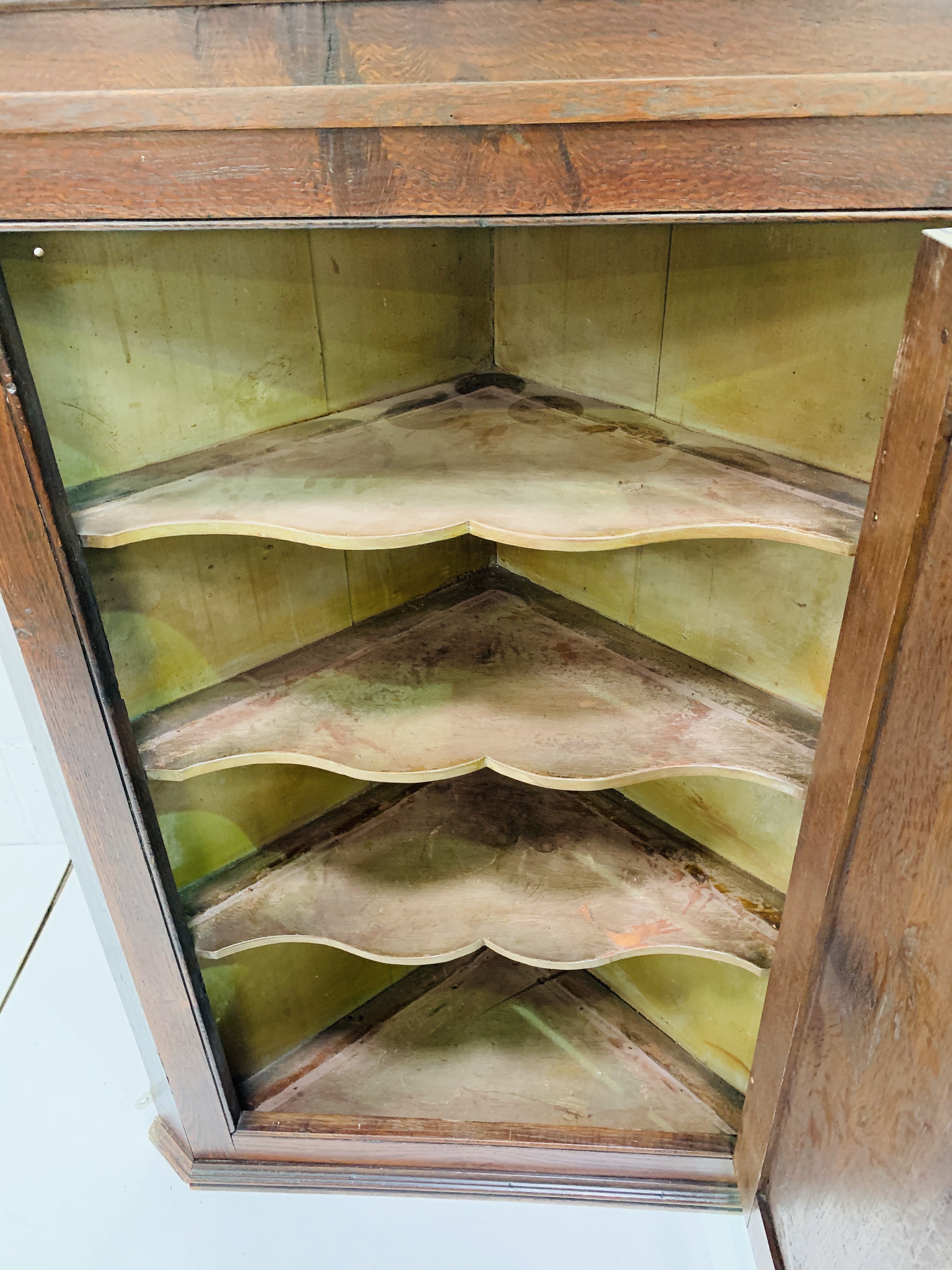 Early 19th century oak wall mounted corner cabinet with three shape-fronted shelves - Image 3 of 3