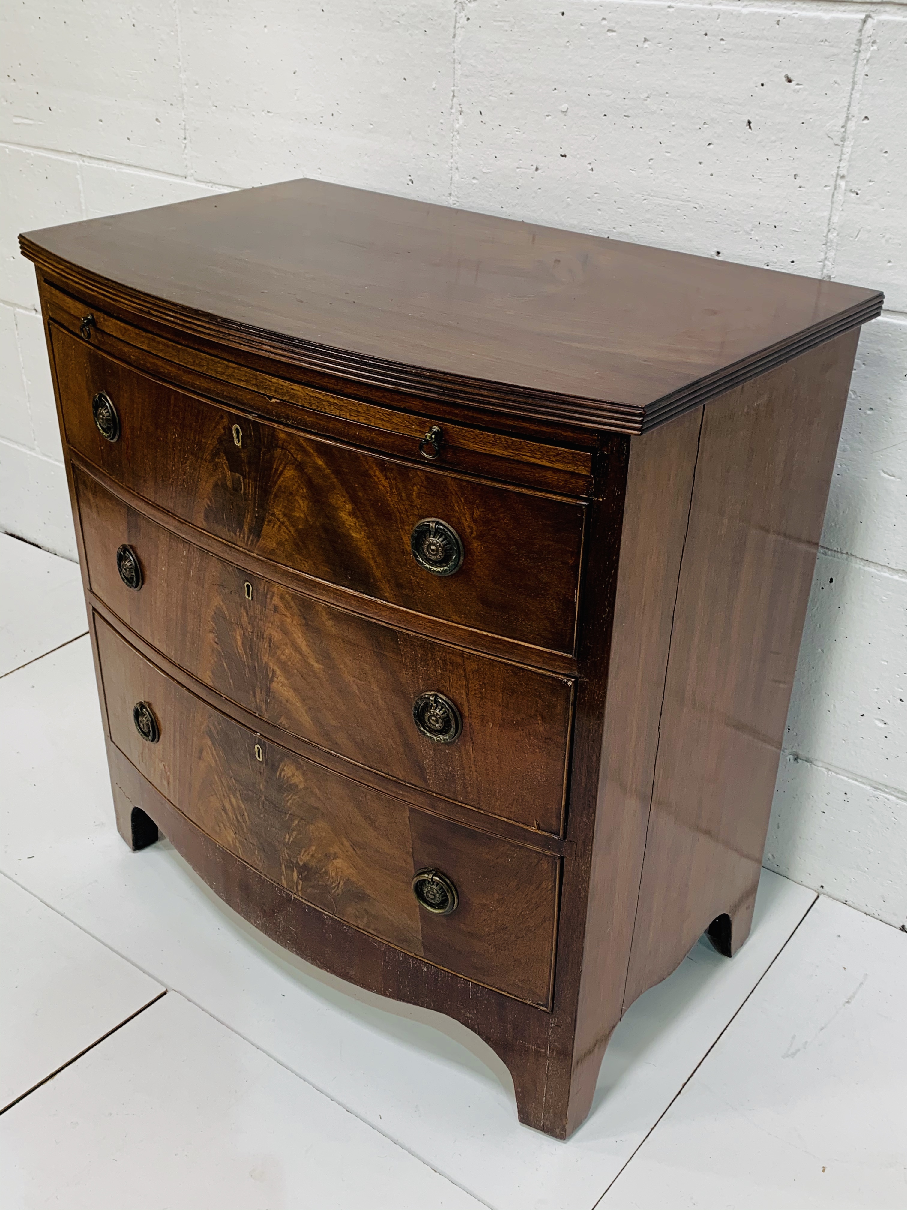 Mahogany bow-fronted chest with three drawers and pull out slide. - Image 2 of 4