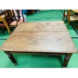 Victorian mahogany extendable dining table on turned reeded legs on brass casters