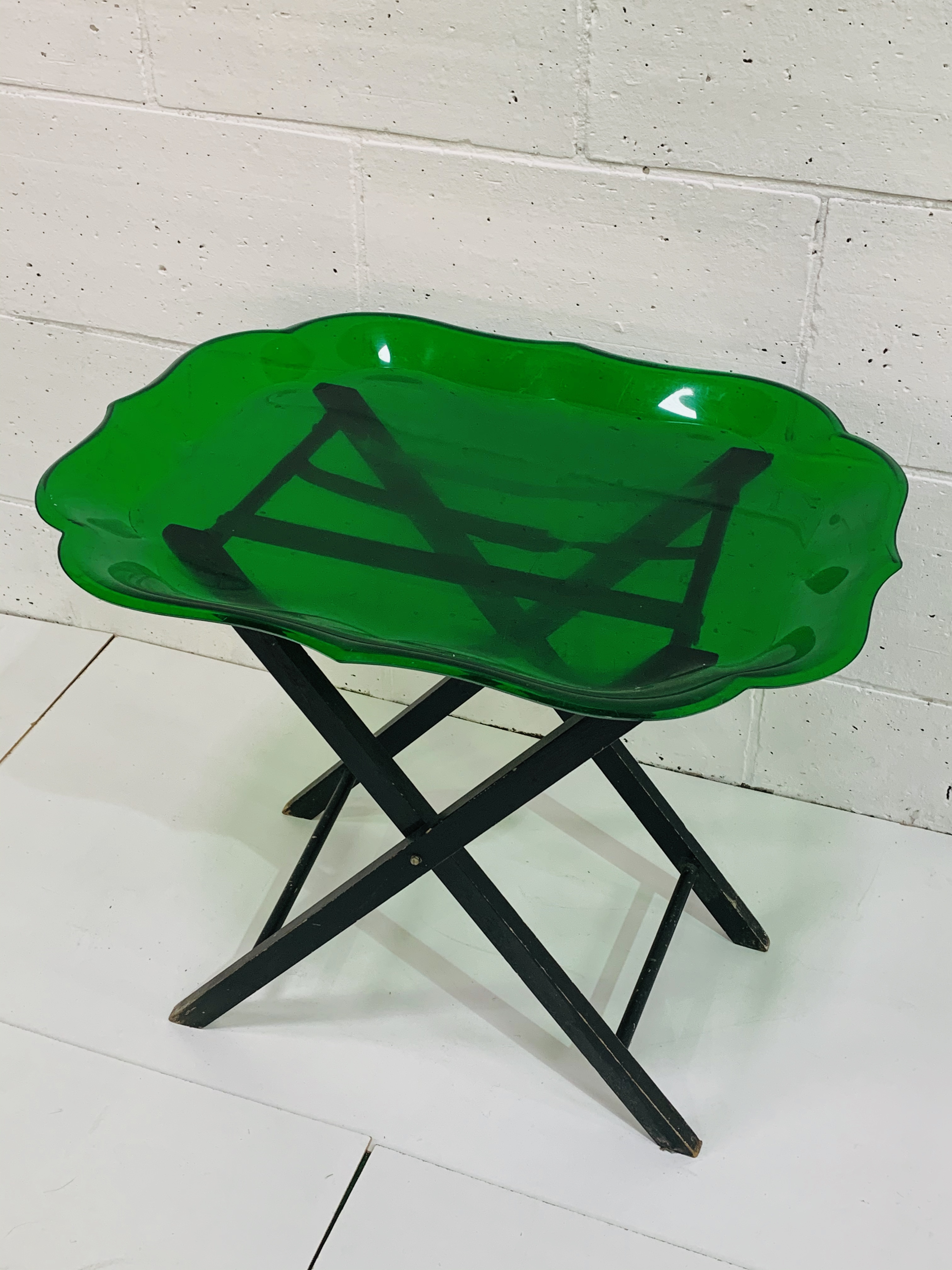 Lucite bottle green tray with scalloped edges, on collapsable stand. - Image 3 of 3