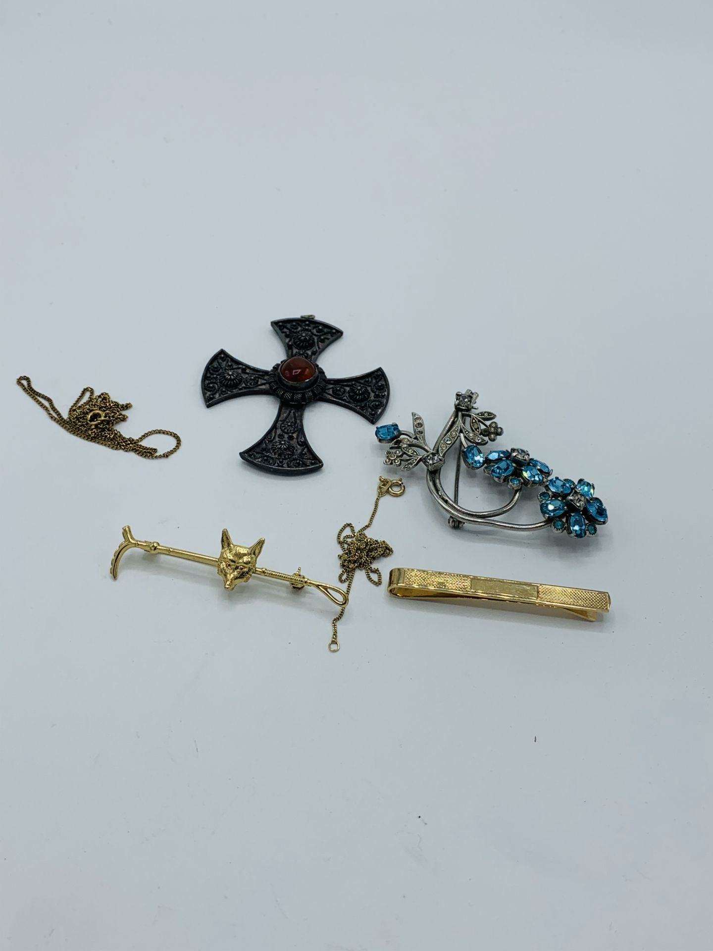 9ct gold tie clip, with 2 9ct gold fine chain necklaces and a silver cross. - Image 3 of 4
