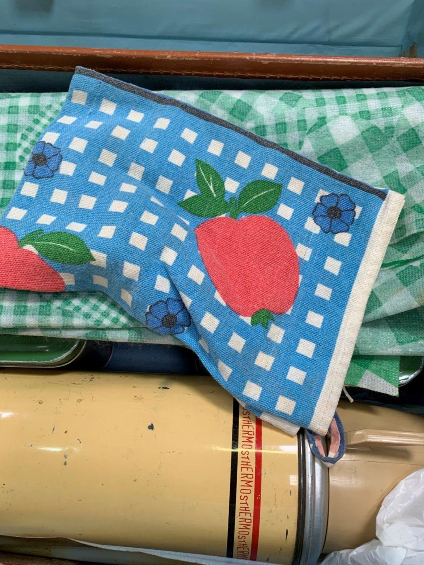 1950's picnic hamper, thermos, plates and cups. - Image 4 of 4