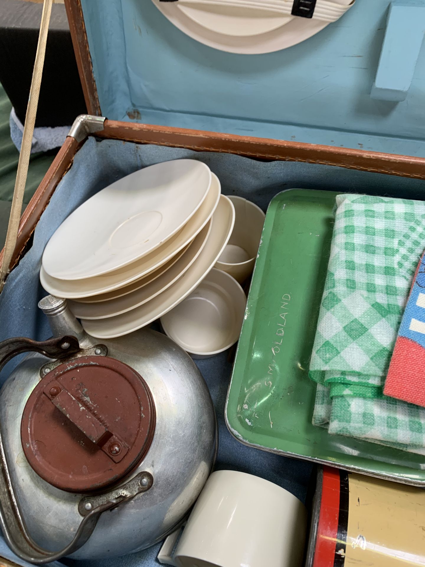1950's picnic hamper, thermos, plates and cups. - Image 3 of 4