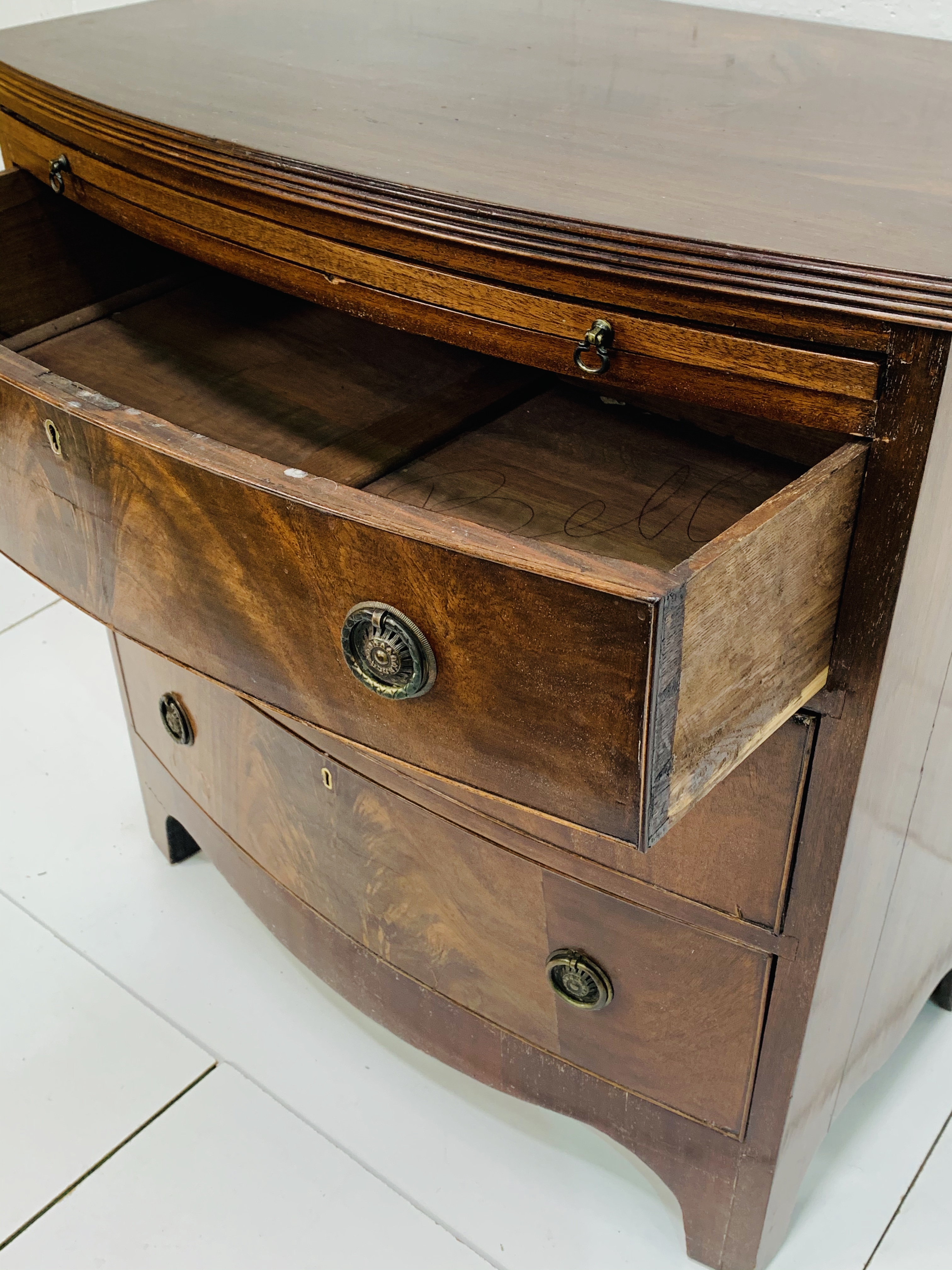 Mahogany bow-fronted chest with three drawers and pull out slide. - Image 3 of 4