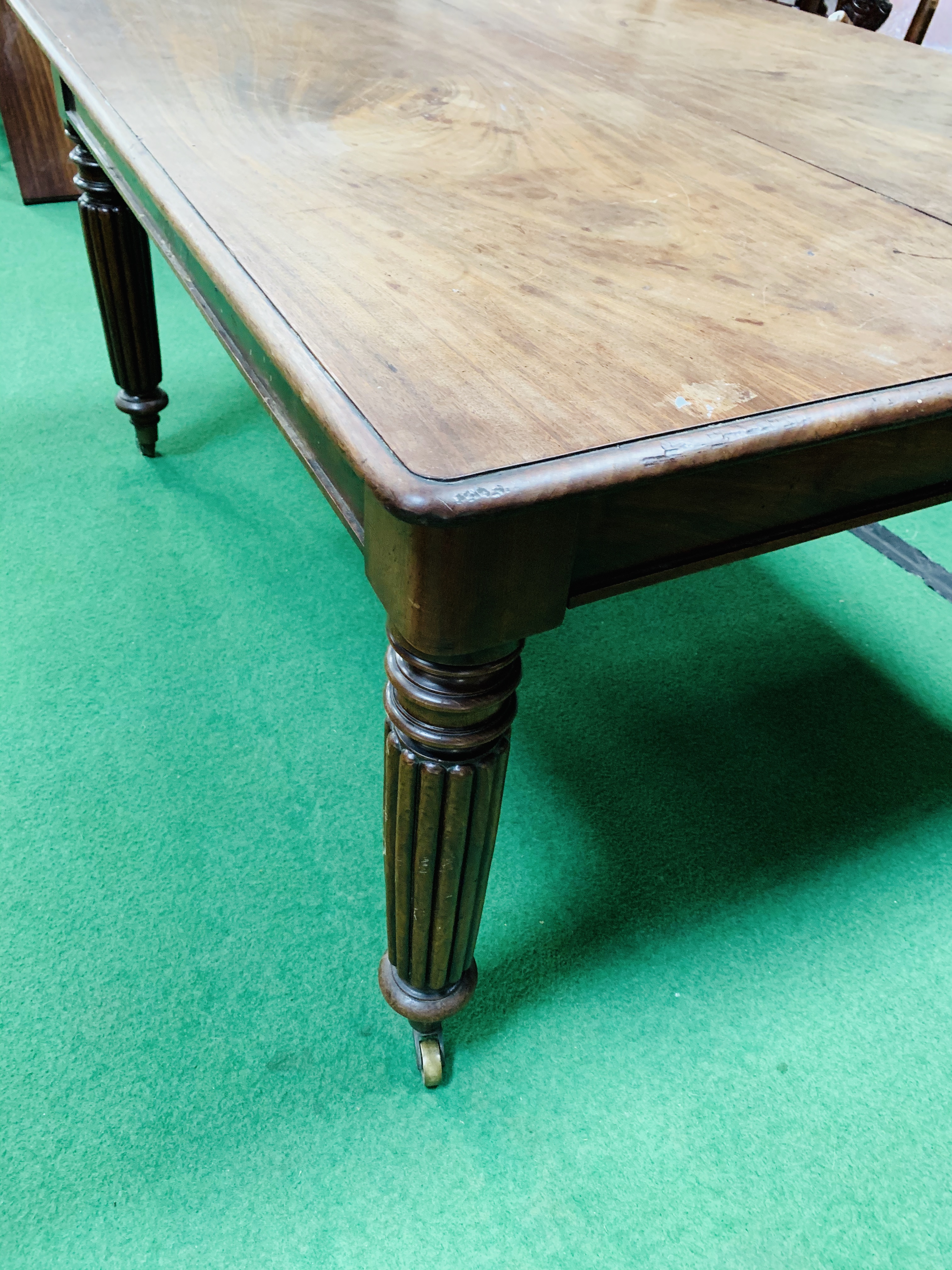 Victorian mahogany extendable dining table on turned reeded legs on brass casters - Image 3 of 6