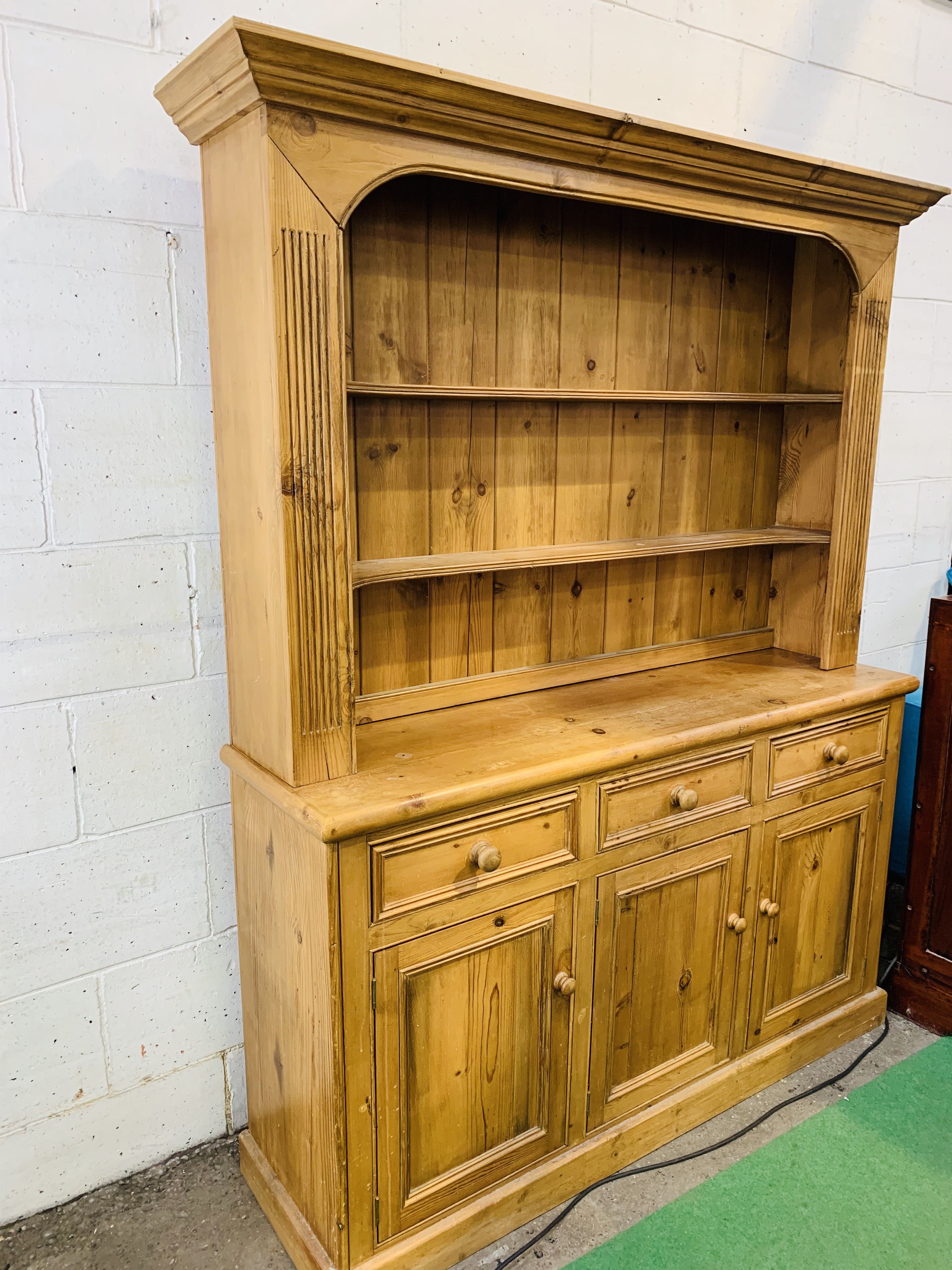 Pine dresser. - Image 4 of 4