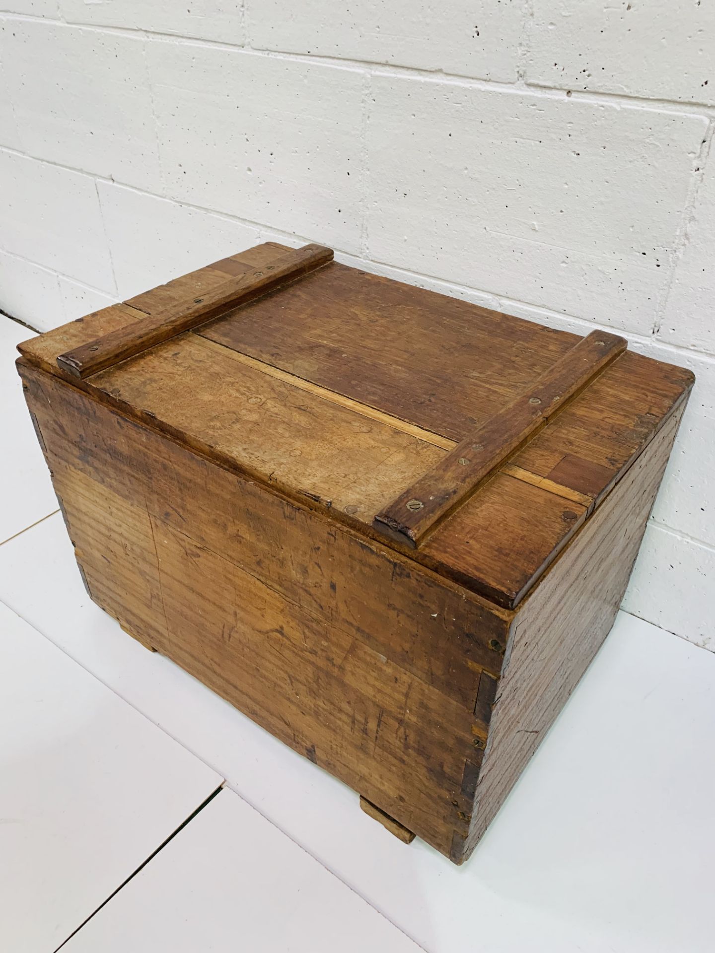 Hardwood chest with rising lid. 69 x 46 x 49cms. - Image 3 of 4