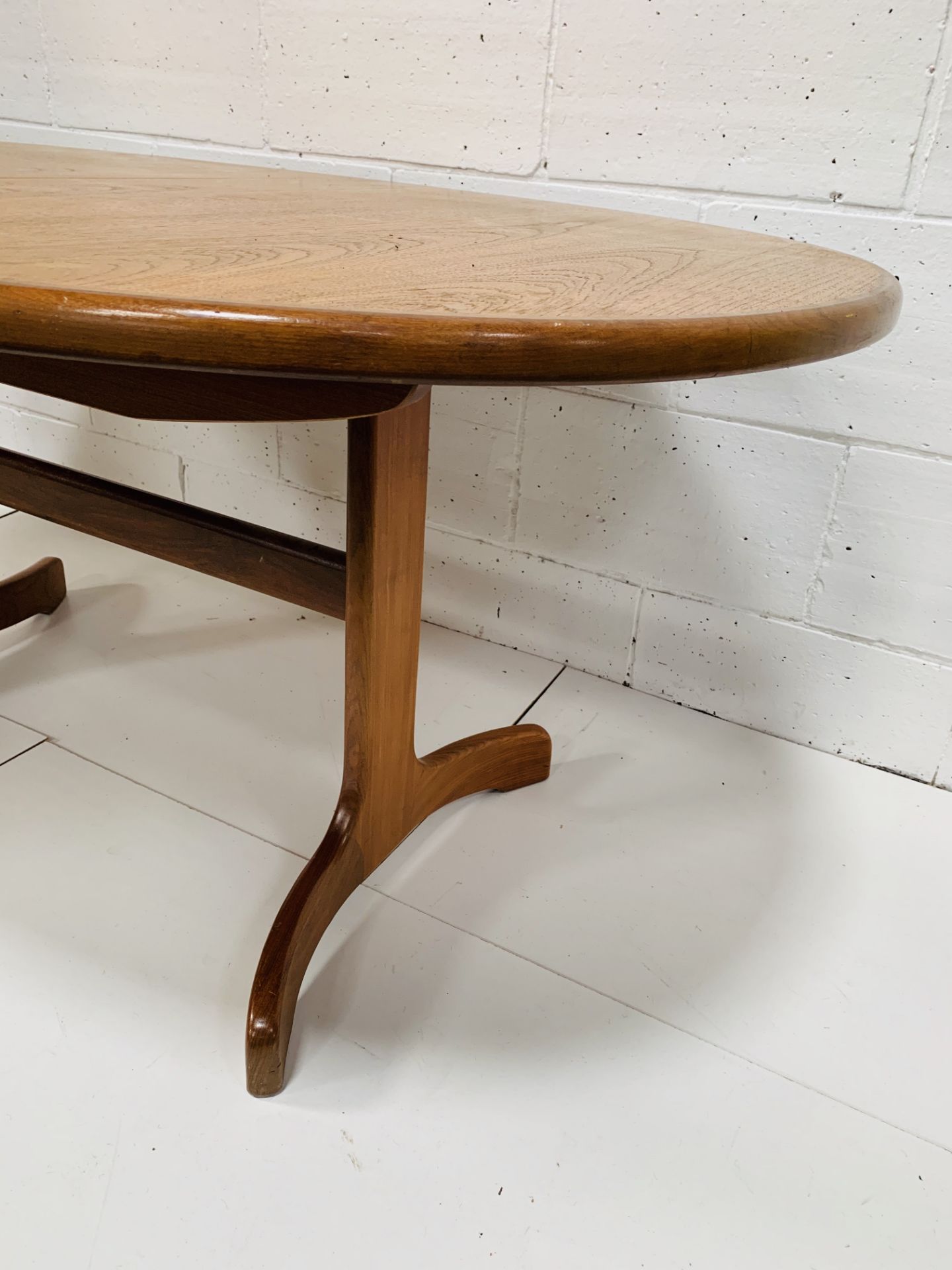 G-Plan 'Fresco' teak extendable dining table - Image 5 of 5
