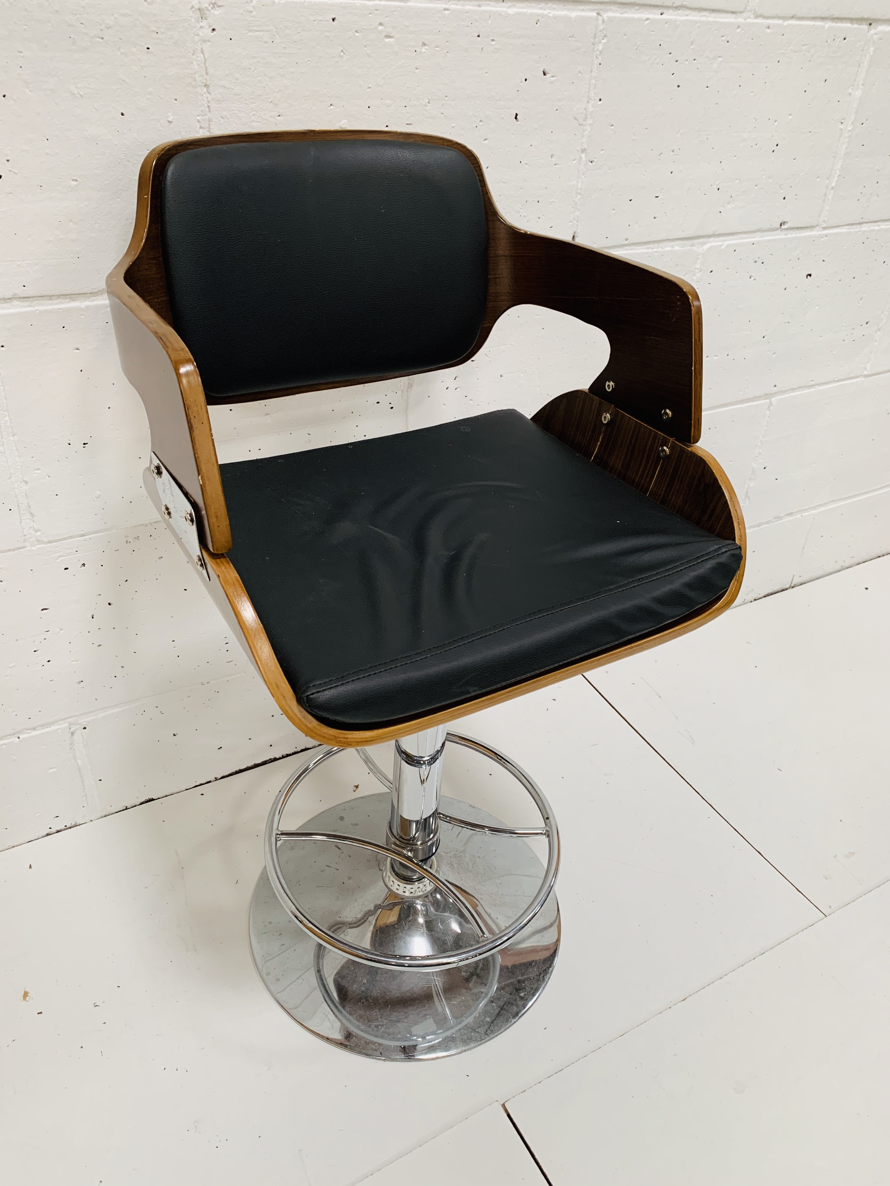 Black leather upholstered height adjustable swivel bar chair on chrome pedestal. - Image 2 of 2