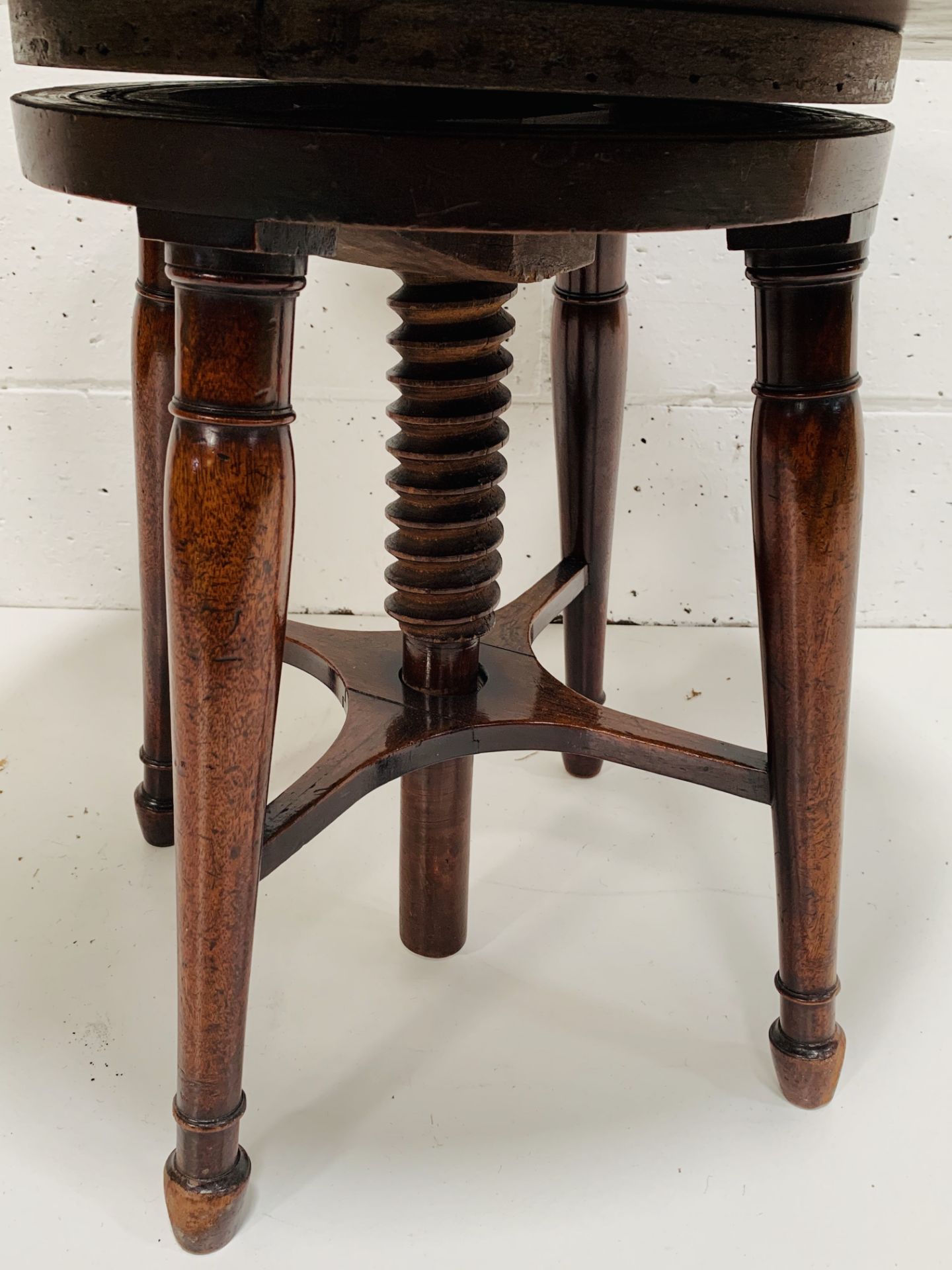 Oak circular side table, adjustable height with screw mechanism - Image 2 of 3