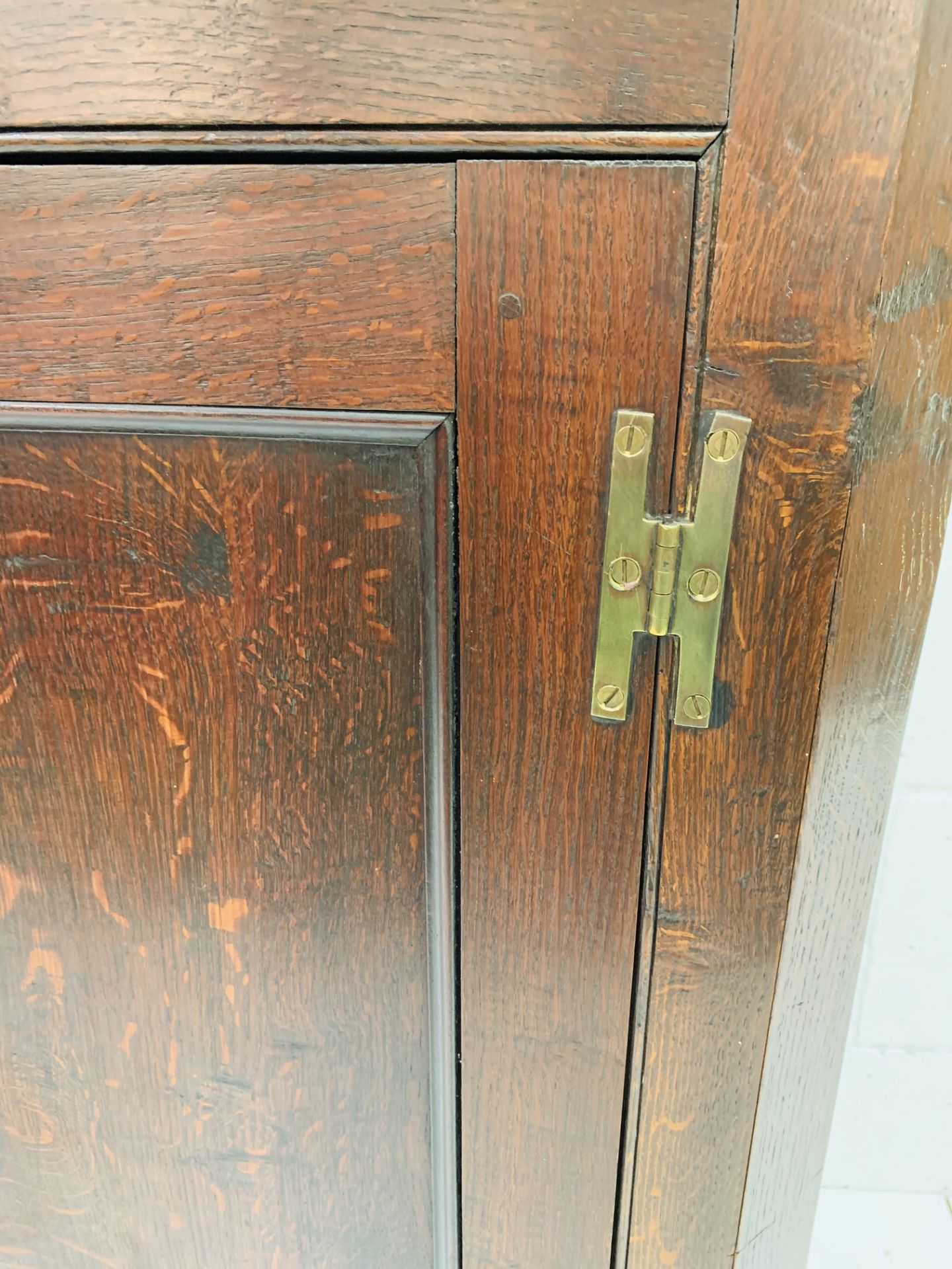 Early 19th century oak wall mounted corner cabinet with three shape-fronted shelves - Image 2 of 3