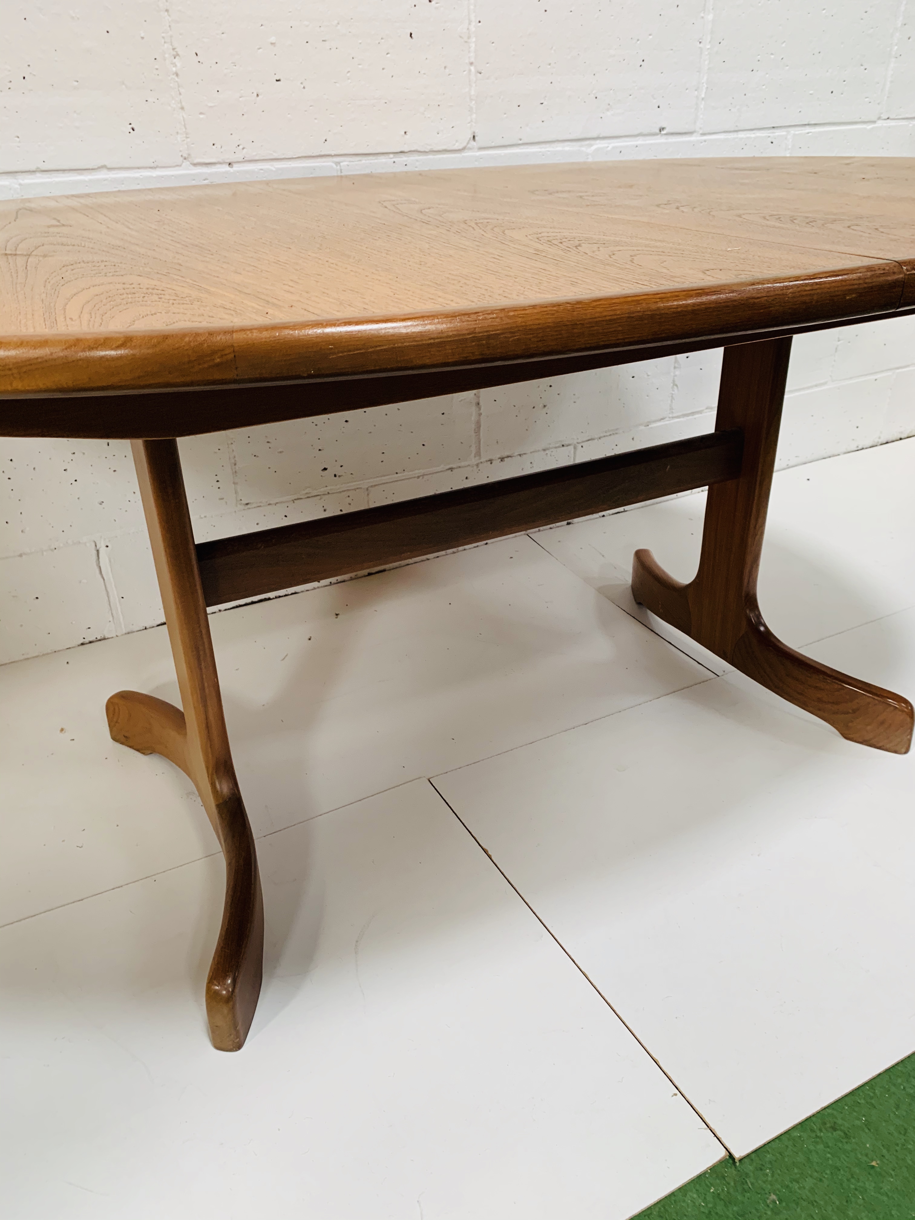 G-Plan 'Fresco' teak extendable dining table - Image 2 of 5