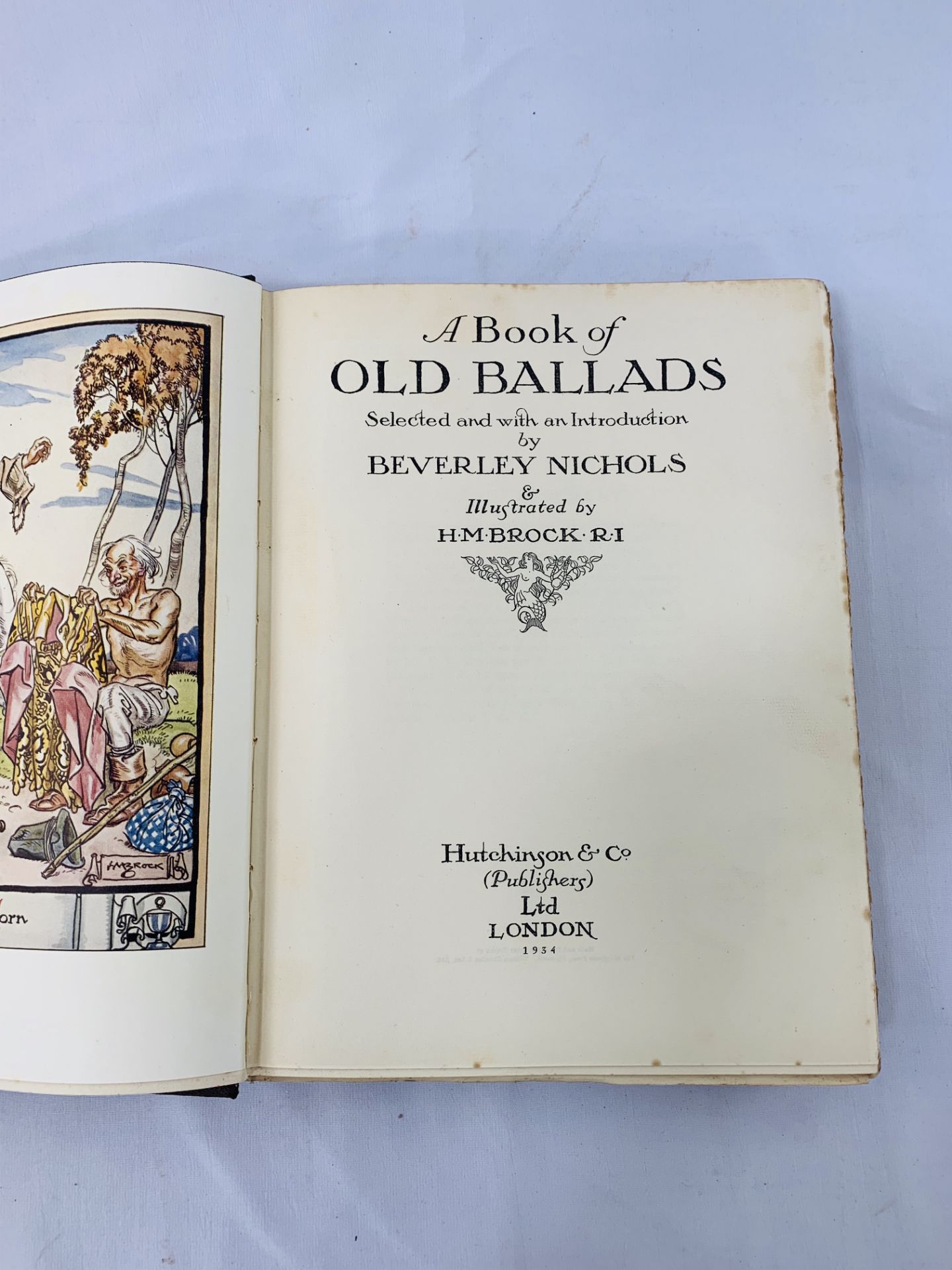 Book of Old Ballads selected and with an introduction by Beverley Nichols, published in 1934. - Image 3 of 3