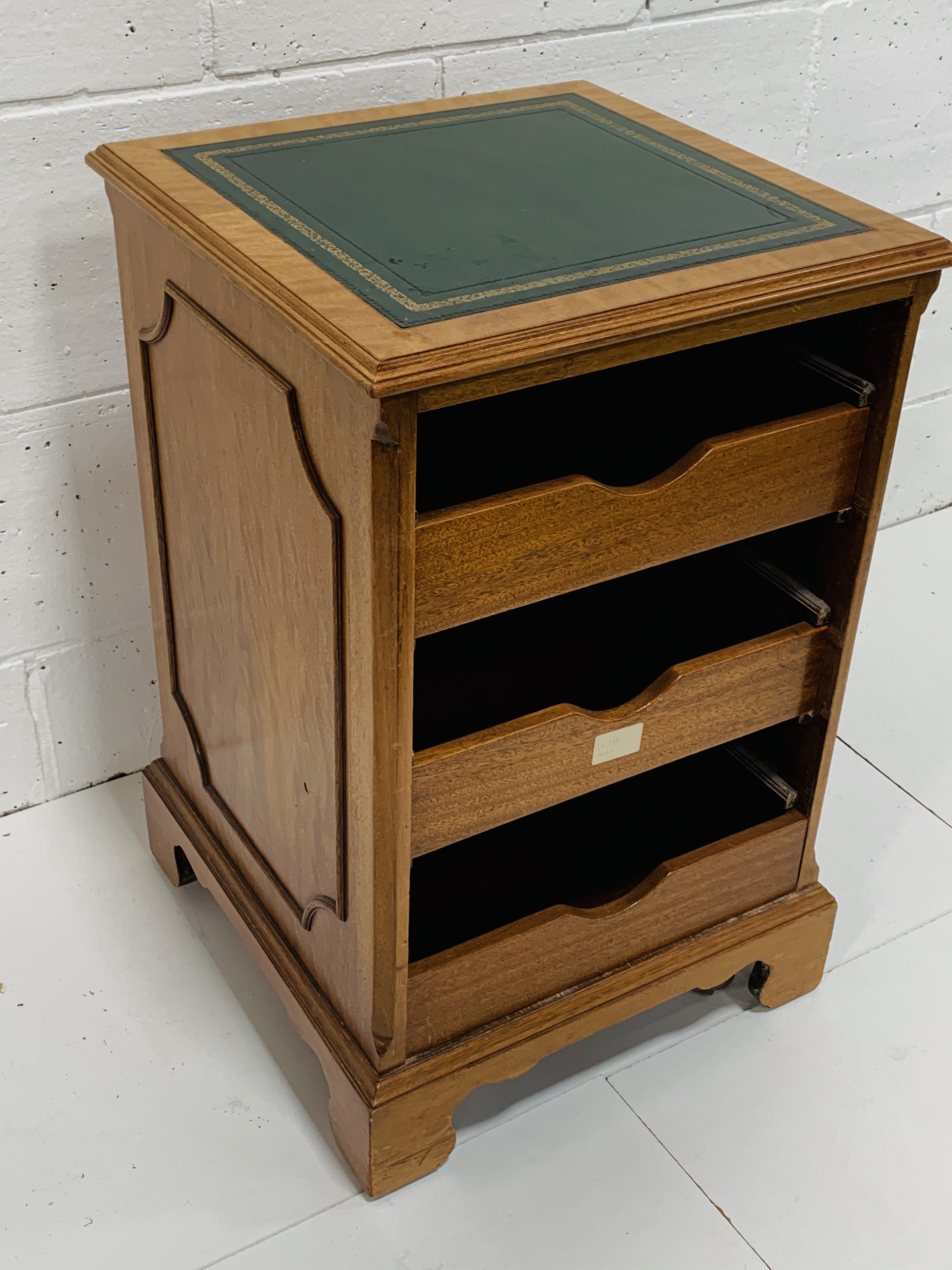 Oak sheet music cabinet with leather skiver, by Beresford & Hicks. 3 drawers missing - Image 2 of 3
