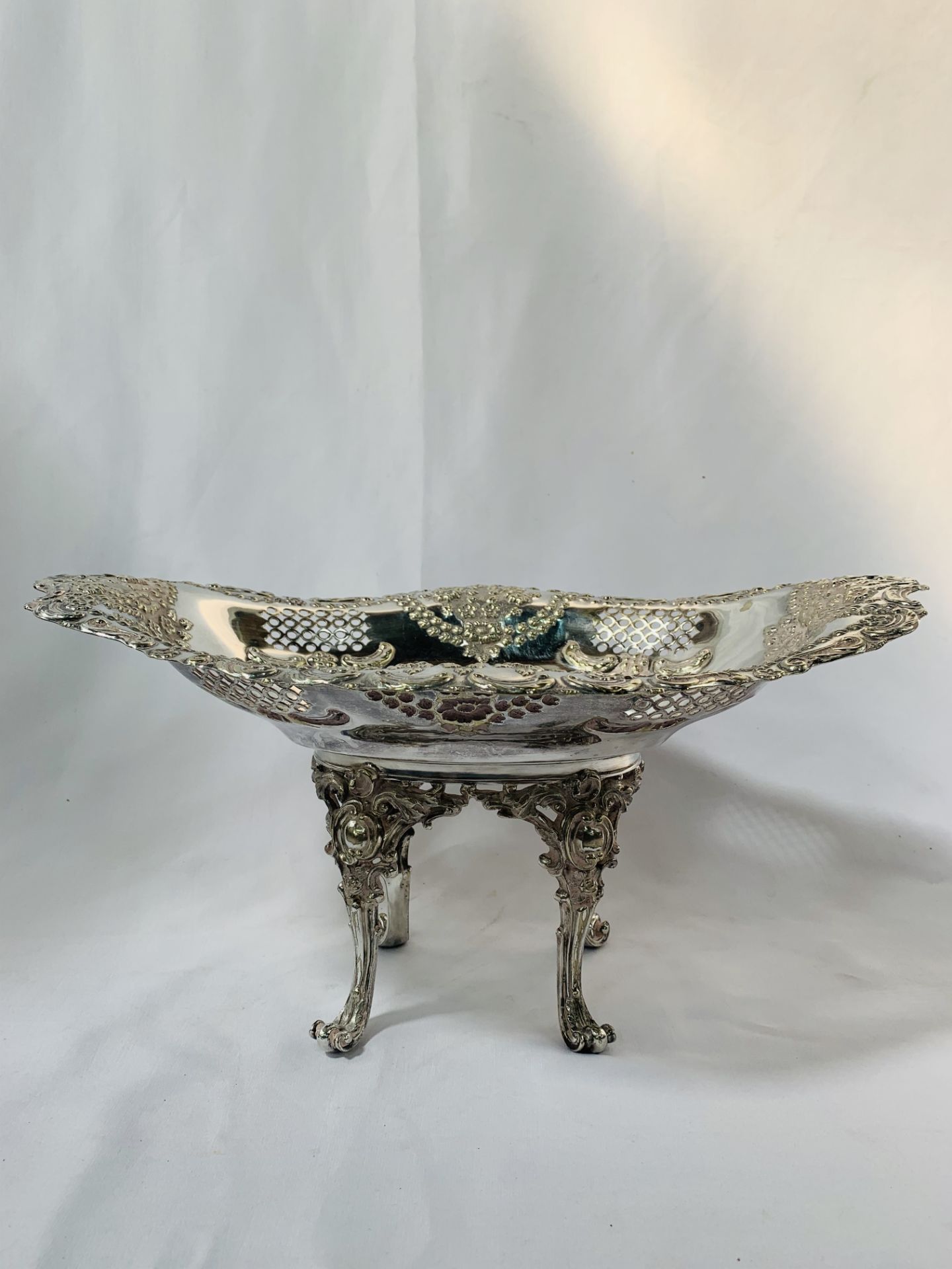 Victorian Mappin & Webb Princess plate table centrepiece Tazza with repousse design, on stand.