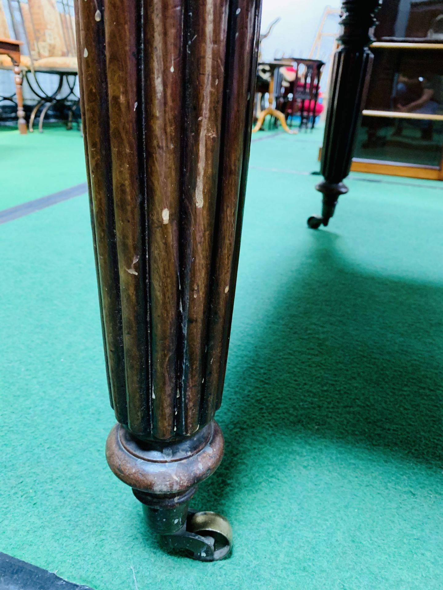 Victorian mahogany extendable dining table on turned reeded legs on brass casters - Image 4 of 6