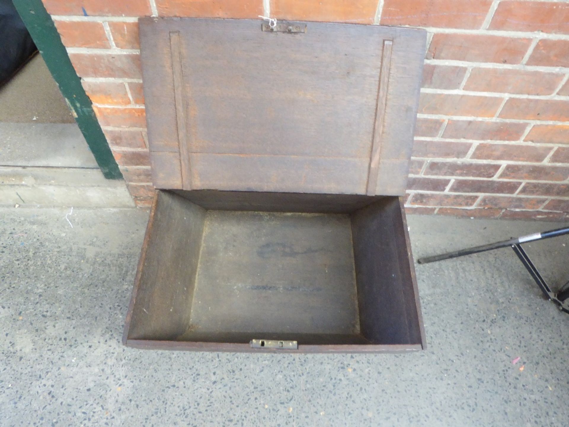 Oak boot box to fit on the front of a travelling Chariot; measures 61cms x 40cms x 38cms - Image 3 of 4