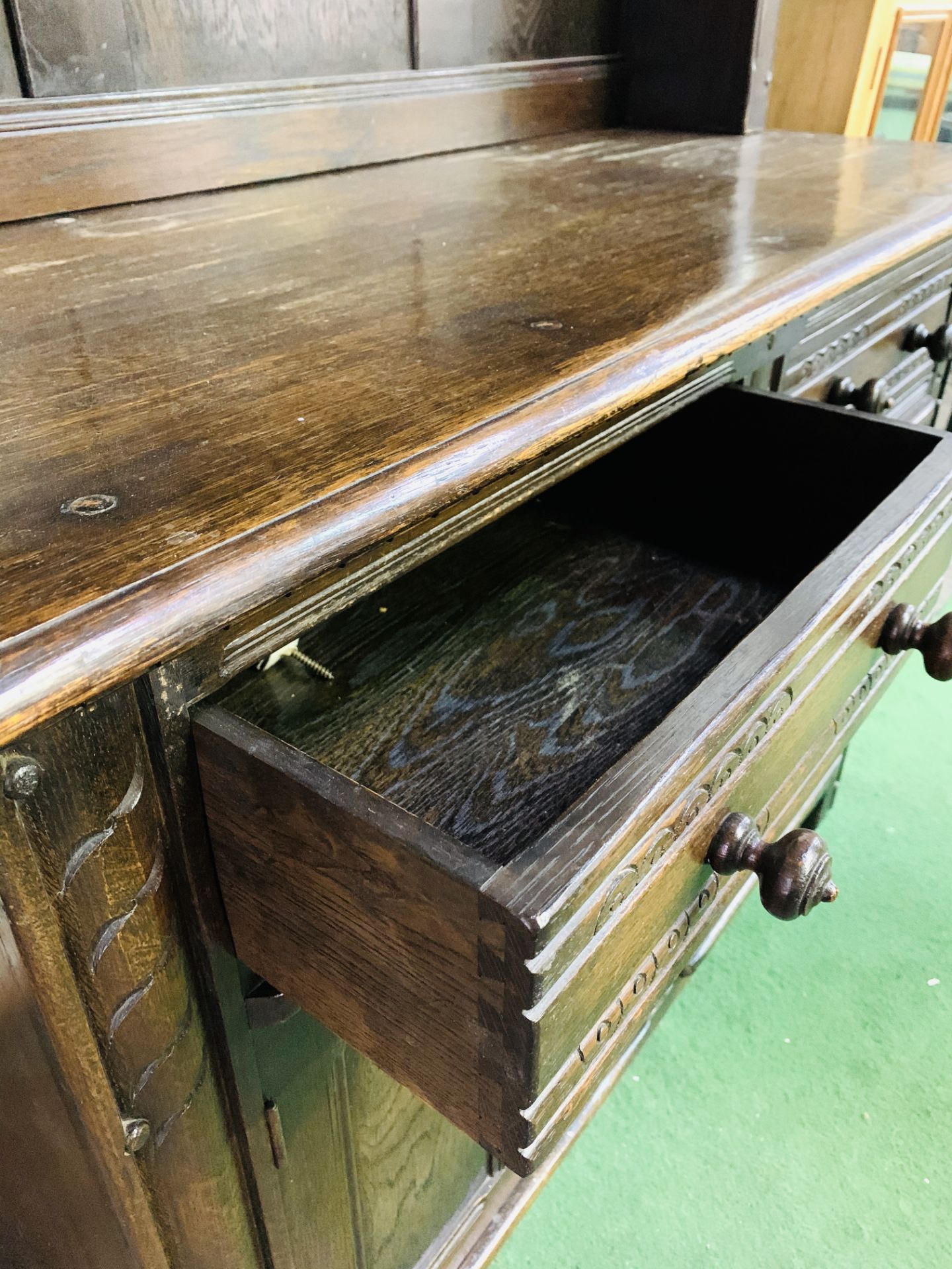 1930's oak dresser with two open shelves above two frieze drawers with two cupboards beneath. - Image 6 of 8