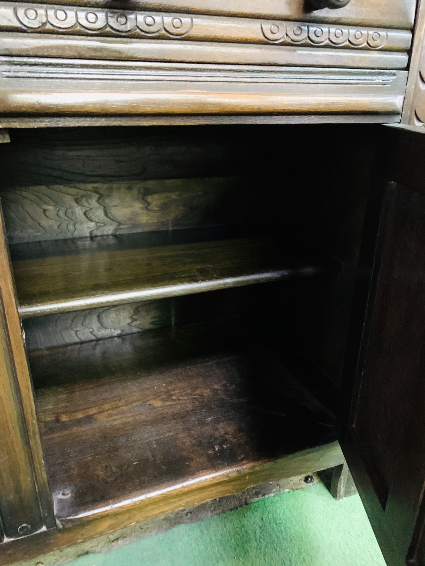 1930's oak dresser with two open shelves above two frieze drawers with two cupboards beneath. - Image 5 of 8