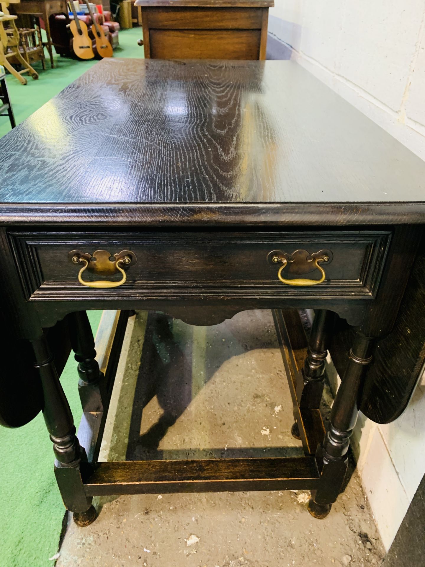 Oak gate leg drop side table with end drawer. - Image 4 of 5