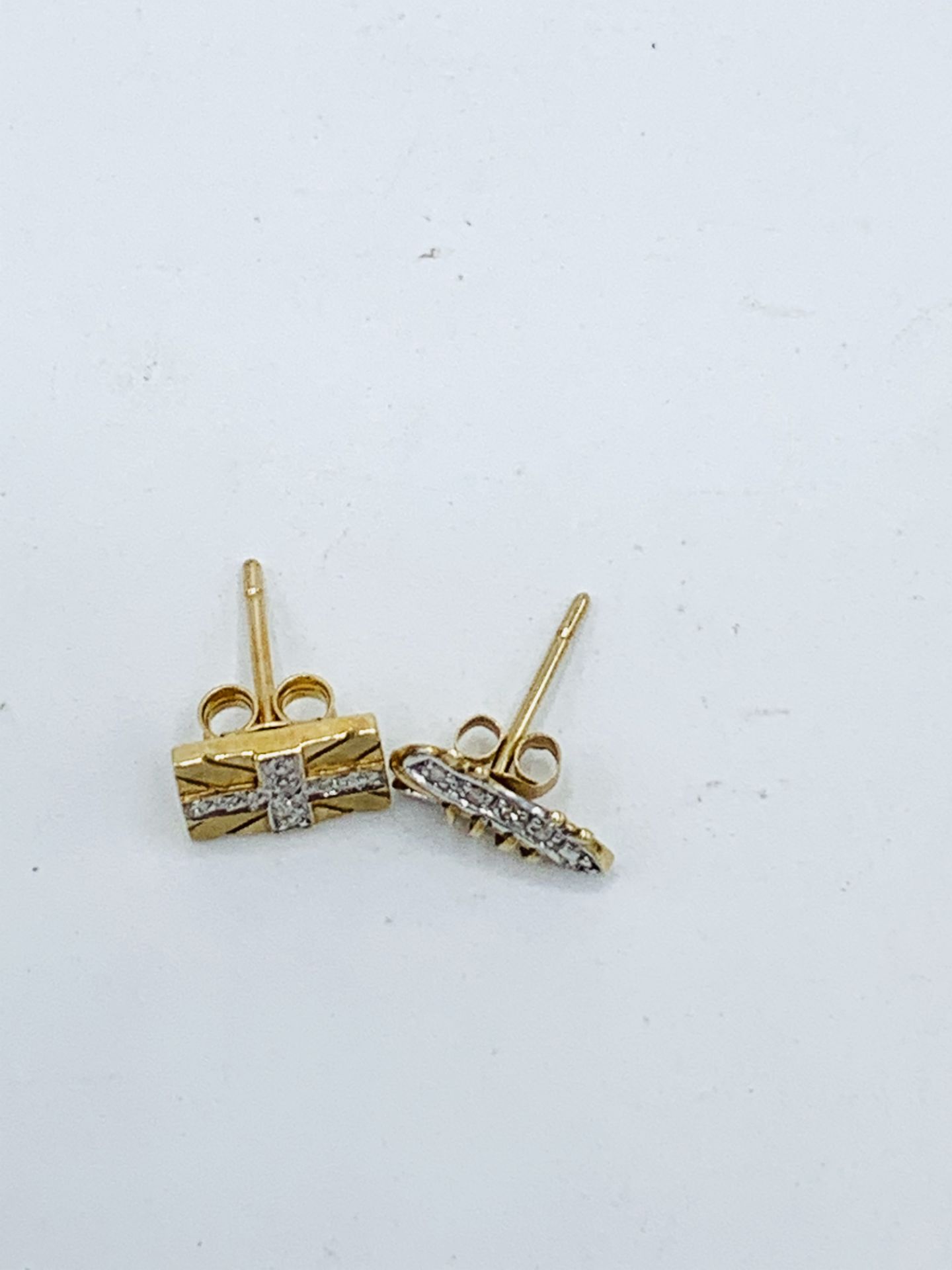 2 men's single 9ct gold diamond set earrings. - Image 2 of 2