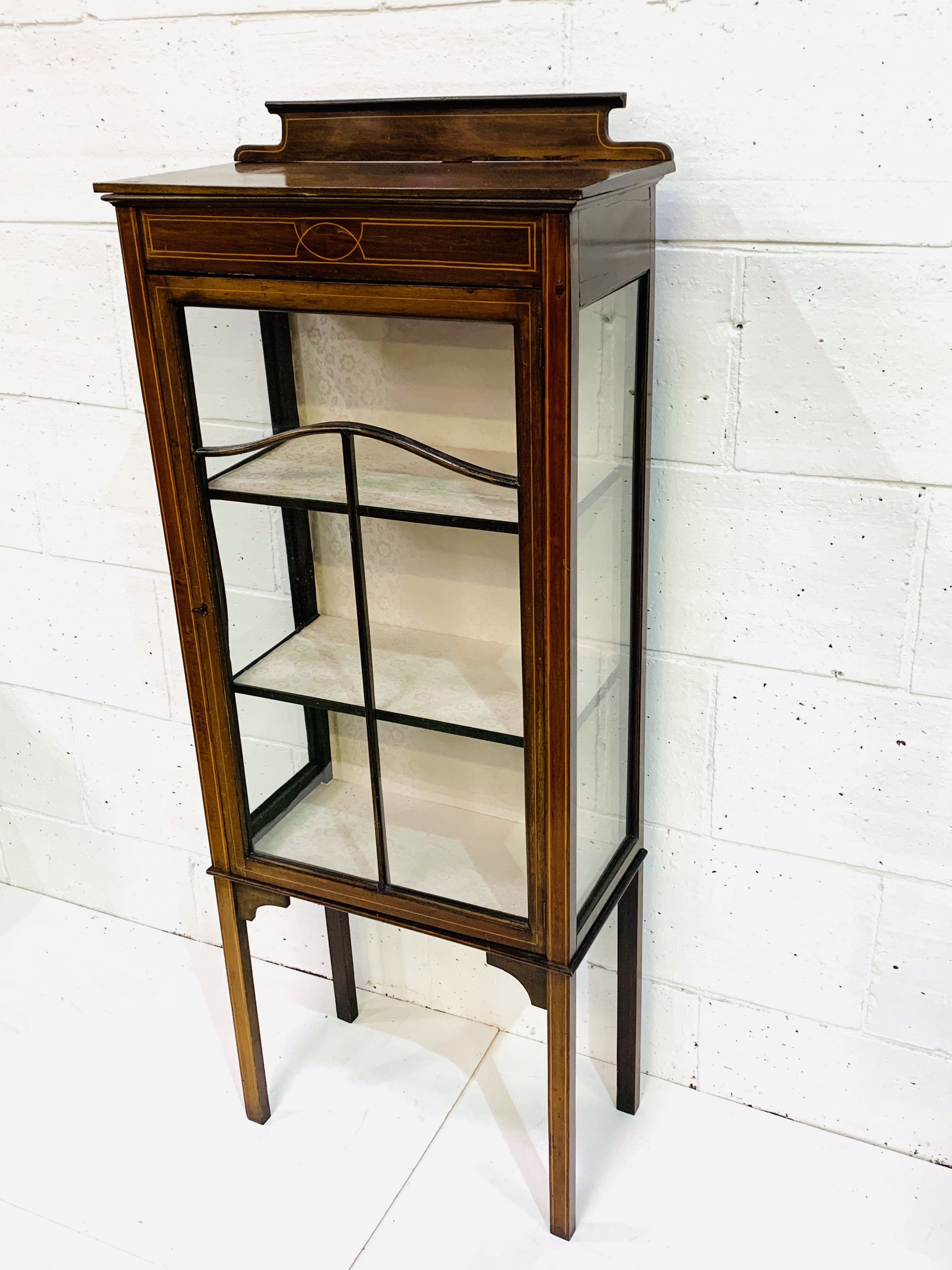 Edwardian string inlay mahogany display cabinet. - Image 2 of 3