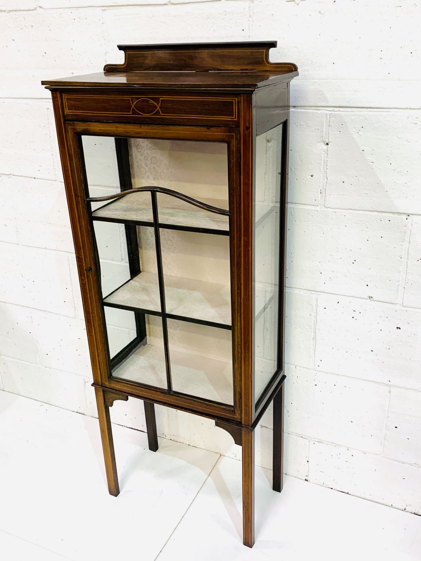 Edwardian string inlay mahogany display cabinet. - Image 2 of 3