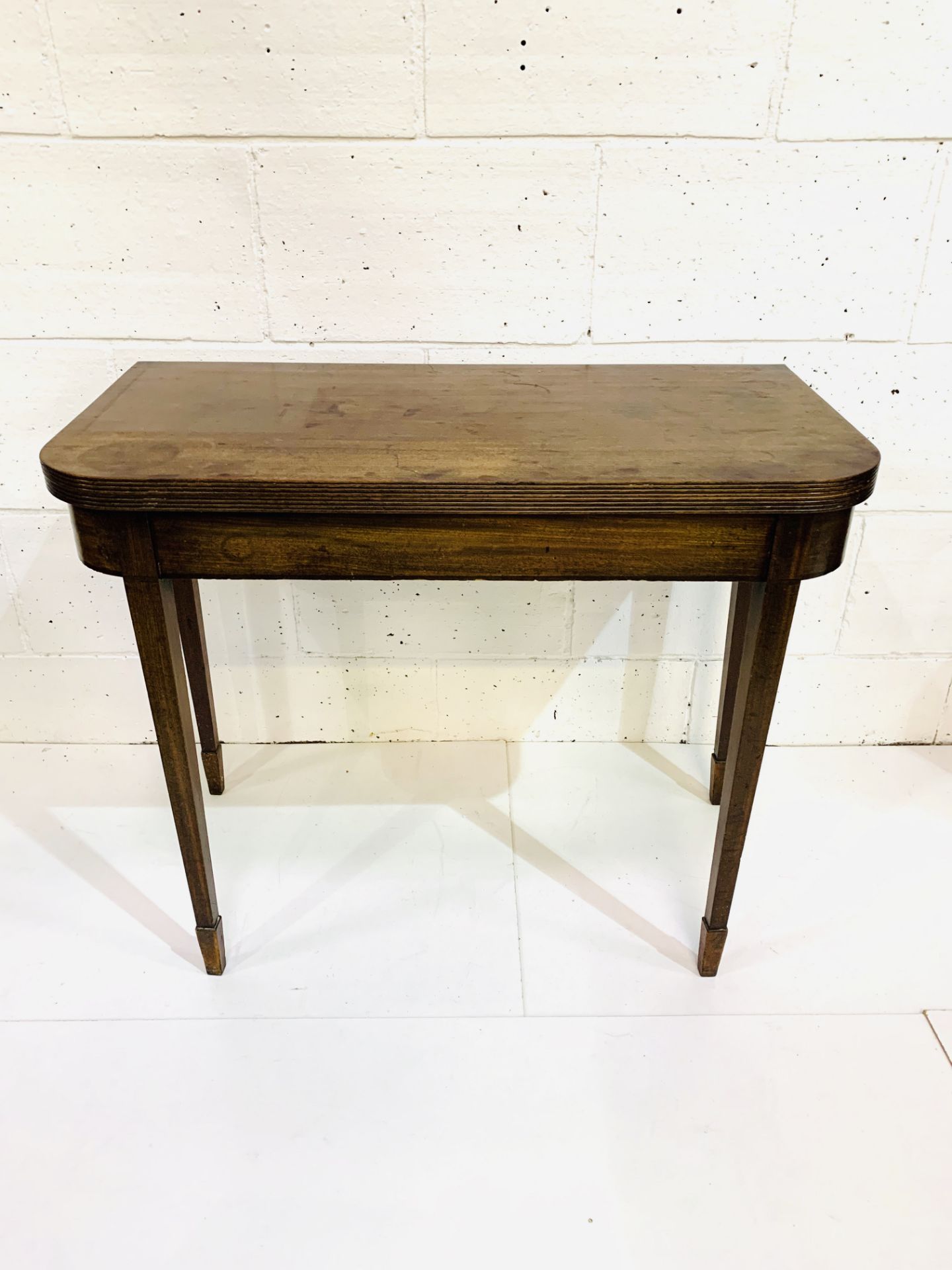 Mahogany gate leg side table with fold over top on tapered legs. - Image 2 of 4
