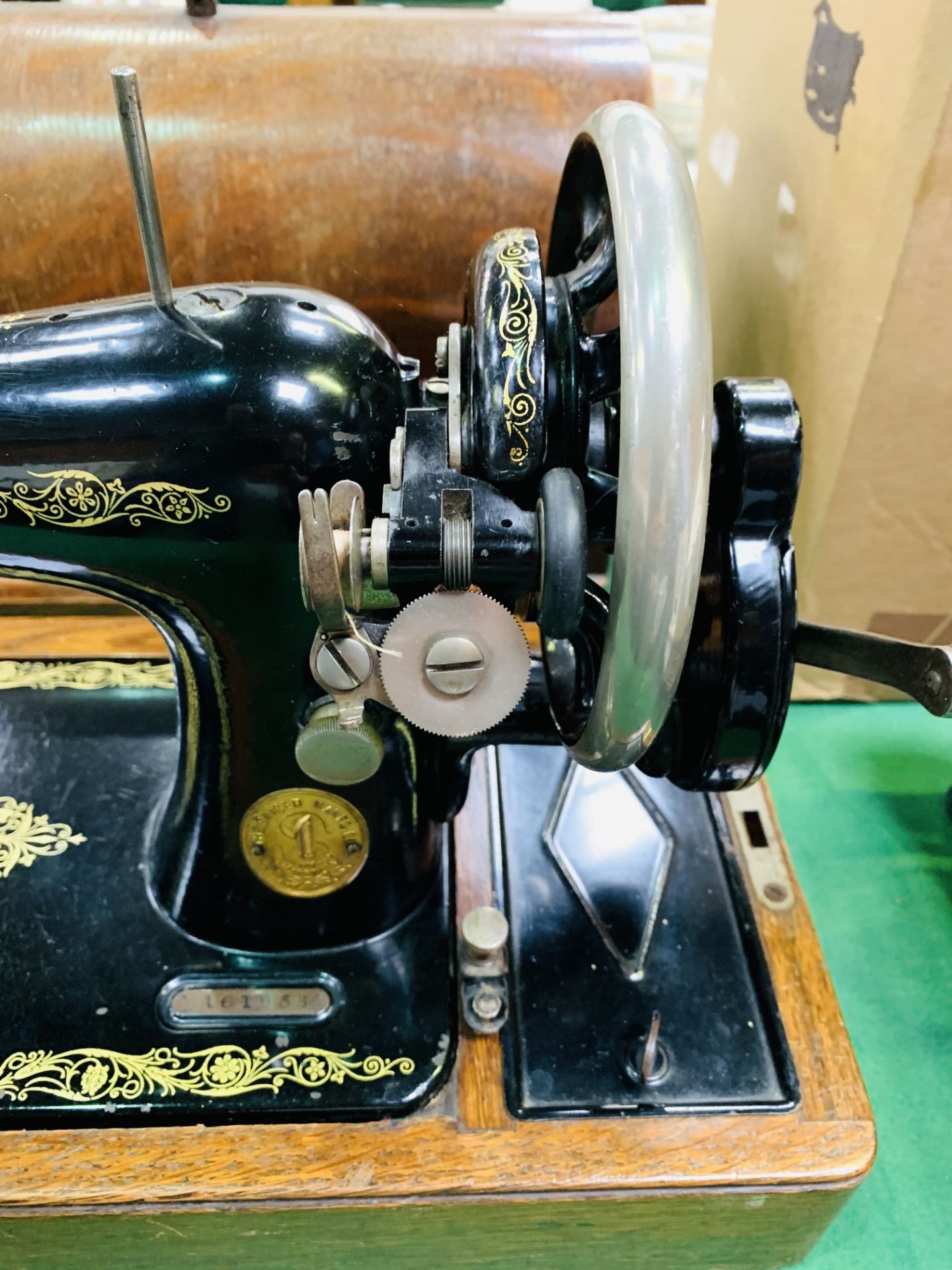 Manual Singer sewing machine, Y1619363. - Image 3 of 4