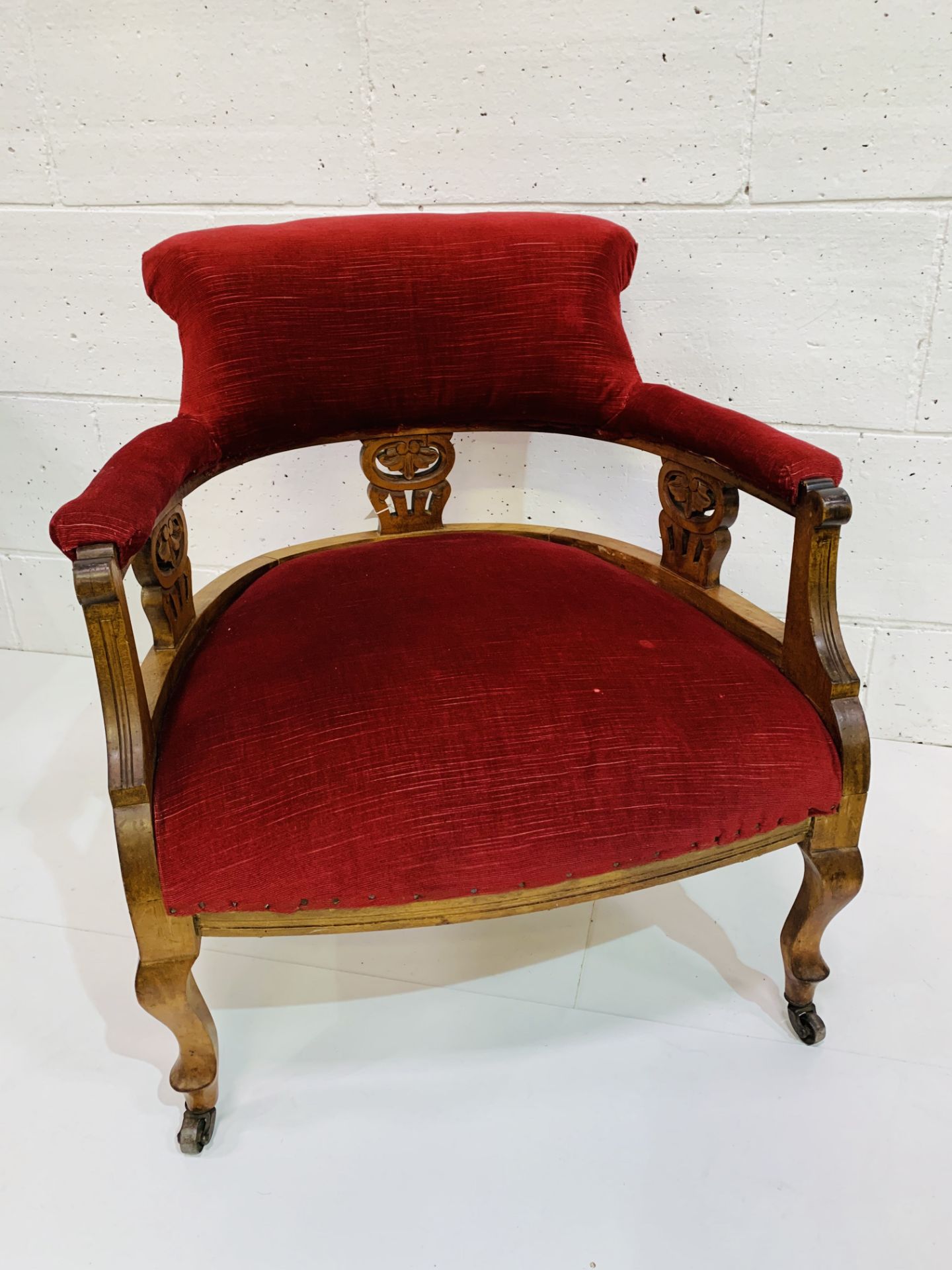 Early 20th Century red velvet library chair. - Image 4 of 4