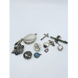Quantity of silver jewellery.