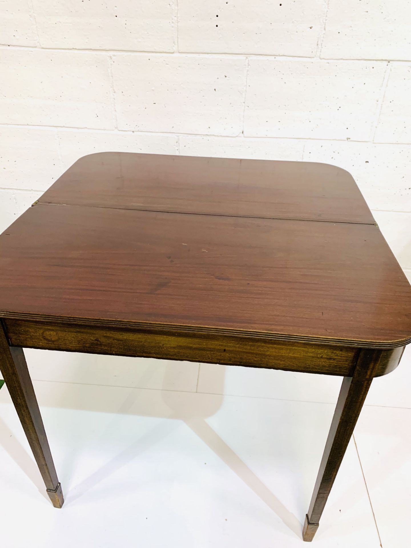 Mahogany gate leg side table with fold over top on tapered legs. - Image 4 of 4