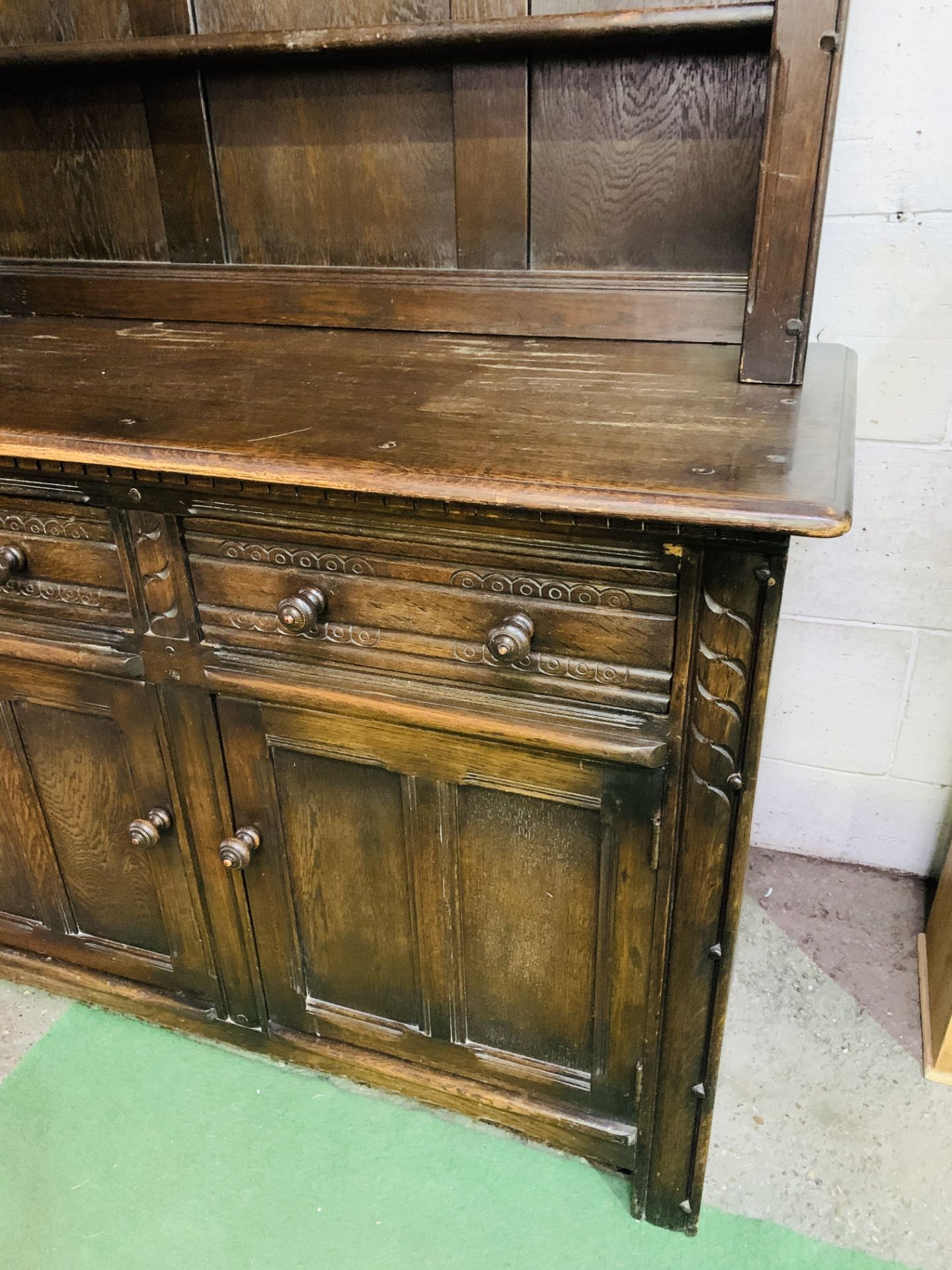 1930's oak dresser with two open shelves above two frieze drawers with two cupboards beneath. - Image 7 of 8