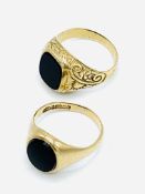 2 x 9ct gold signet rings with black stones, 8.5gms
