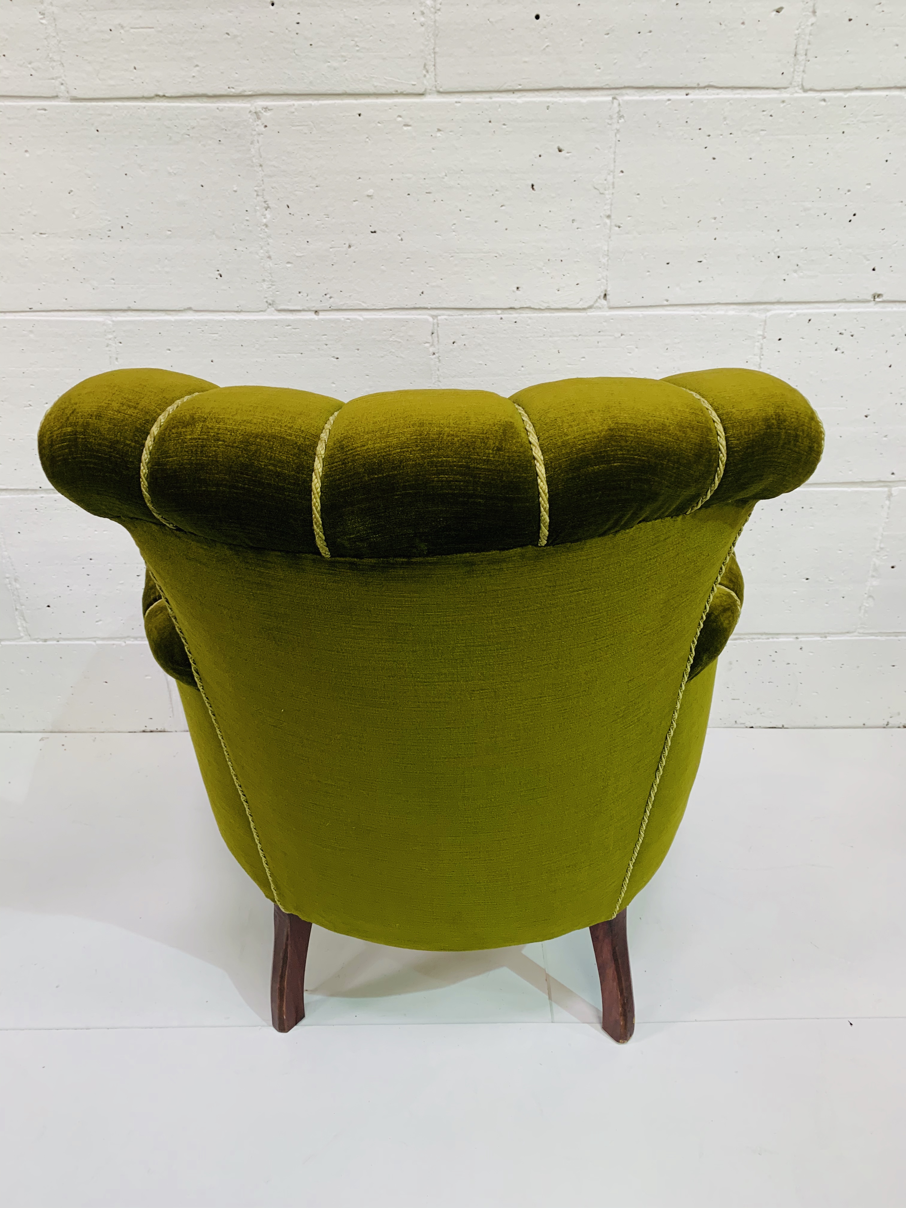 Drawing room chair upholstered in button back green upholstery. - Image 4 of 4