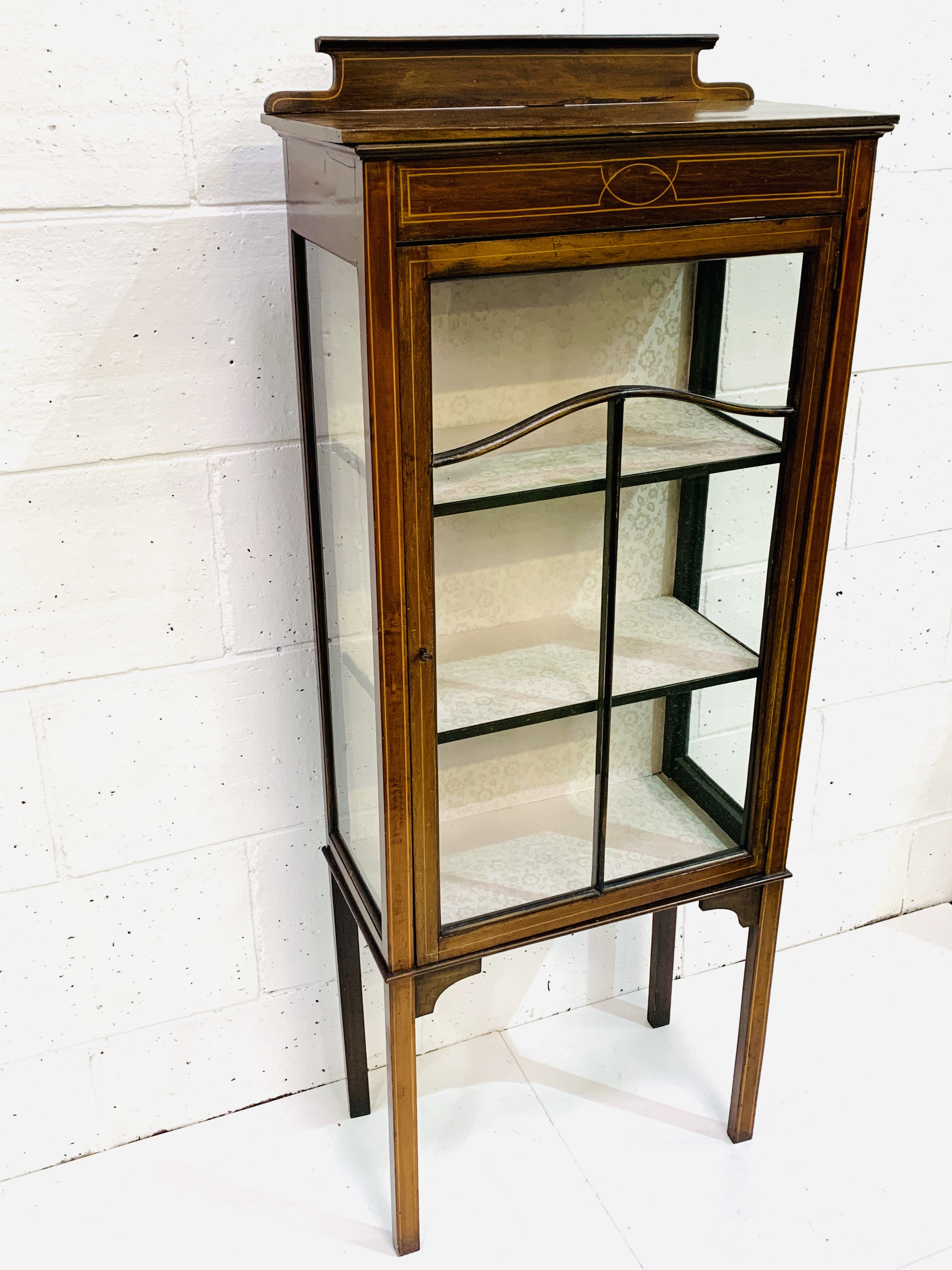 Edwardian string inlay mahogany display cabinet. - Image 3 of 3