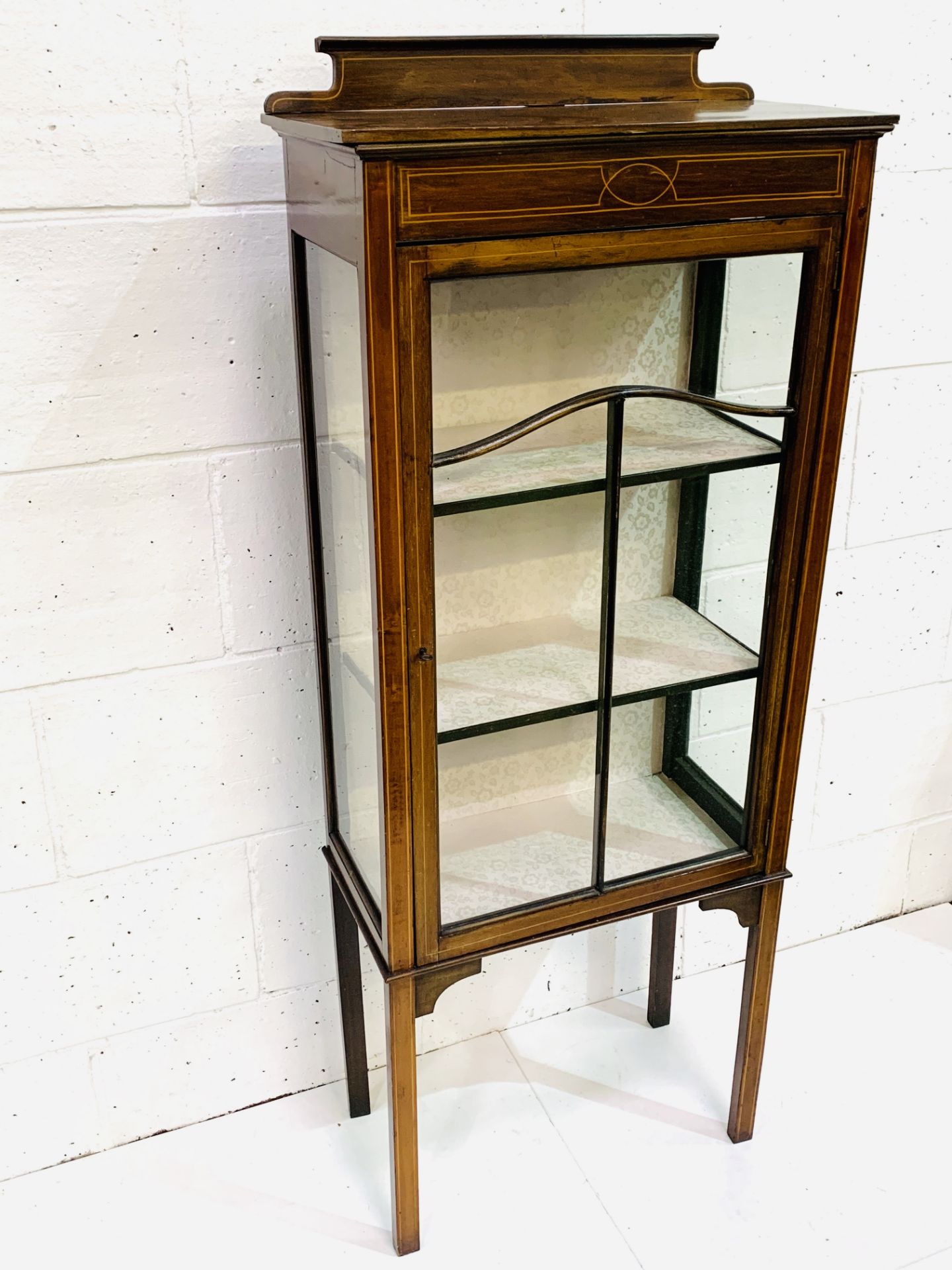 Edwardian string inlay mahogany display cabinet. - Image 3 of 3