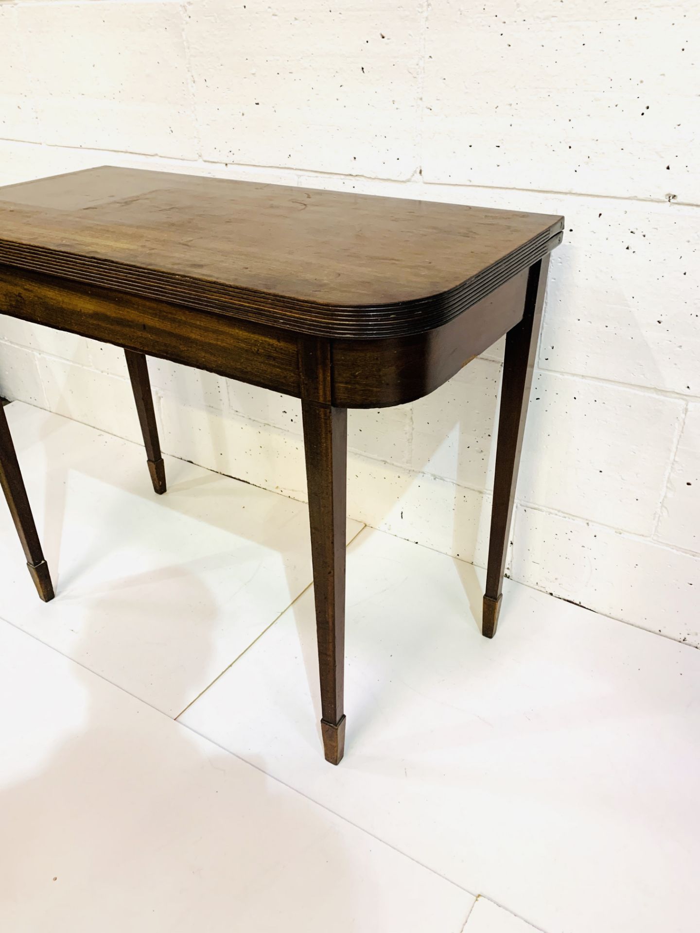 Mahogany gate leg side table with fold over top on tapered legs. - Image 3 of 4