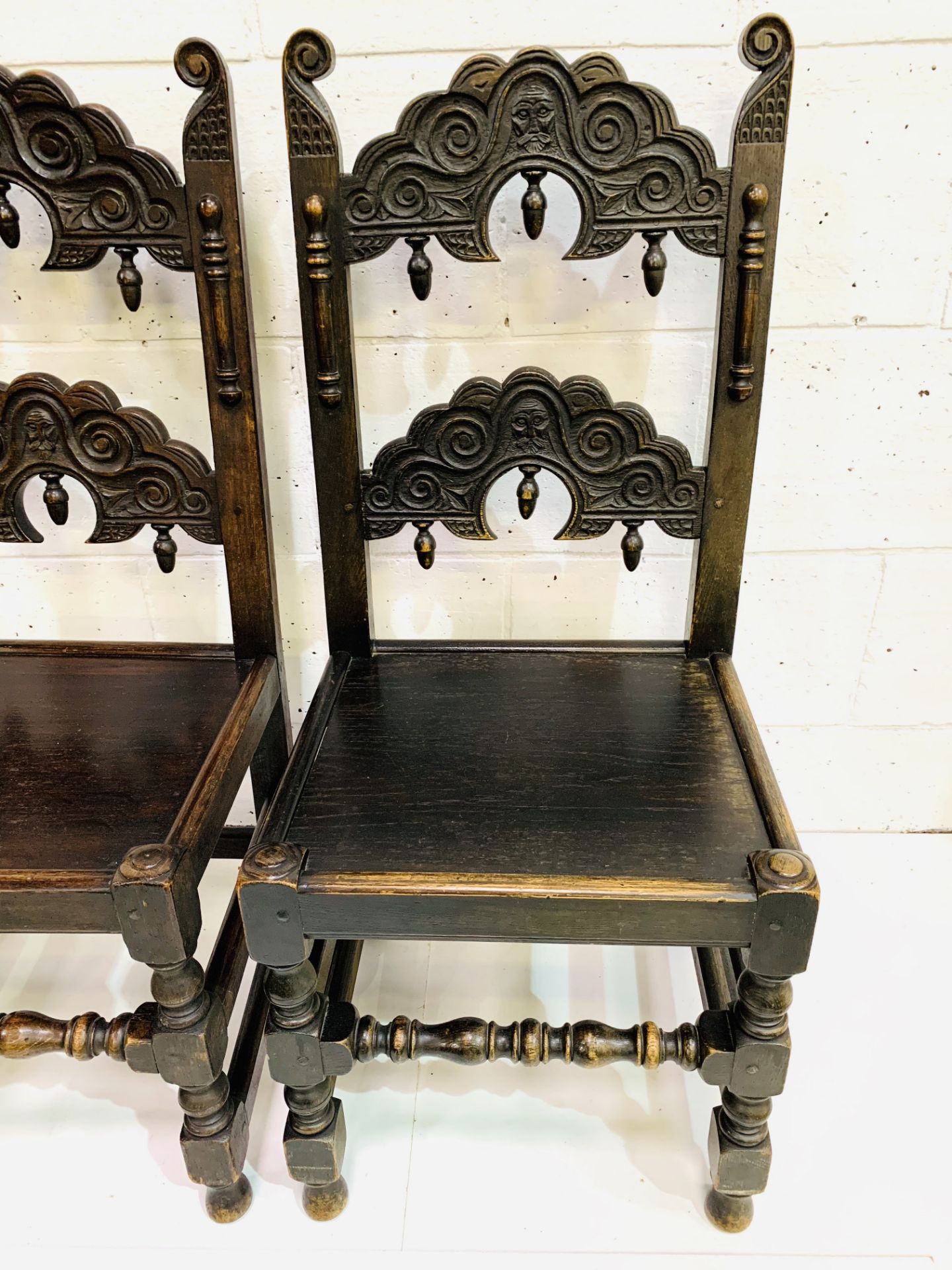 Two oak hall chairs with decorative splats - Image 4 of 5